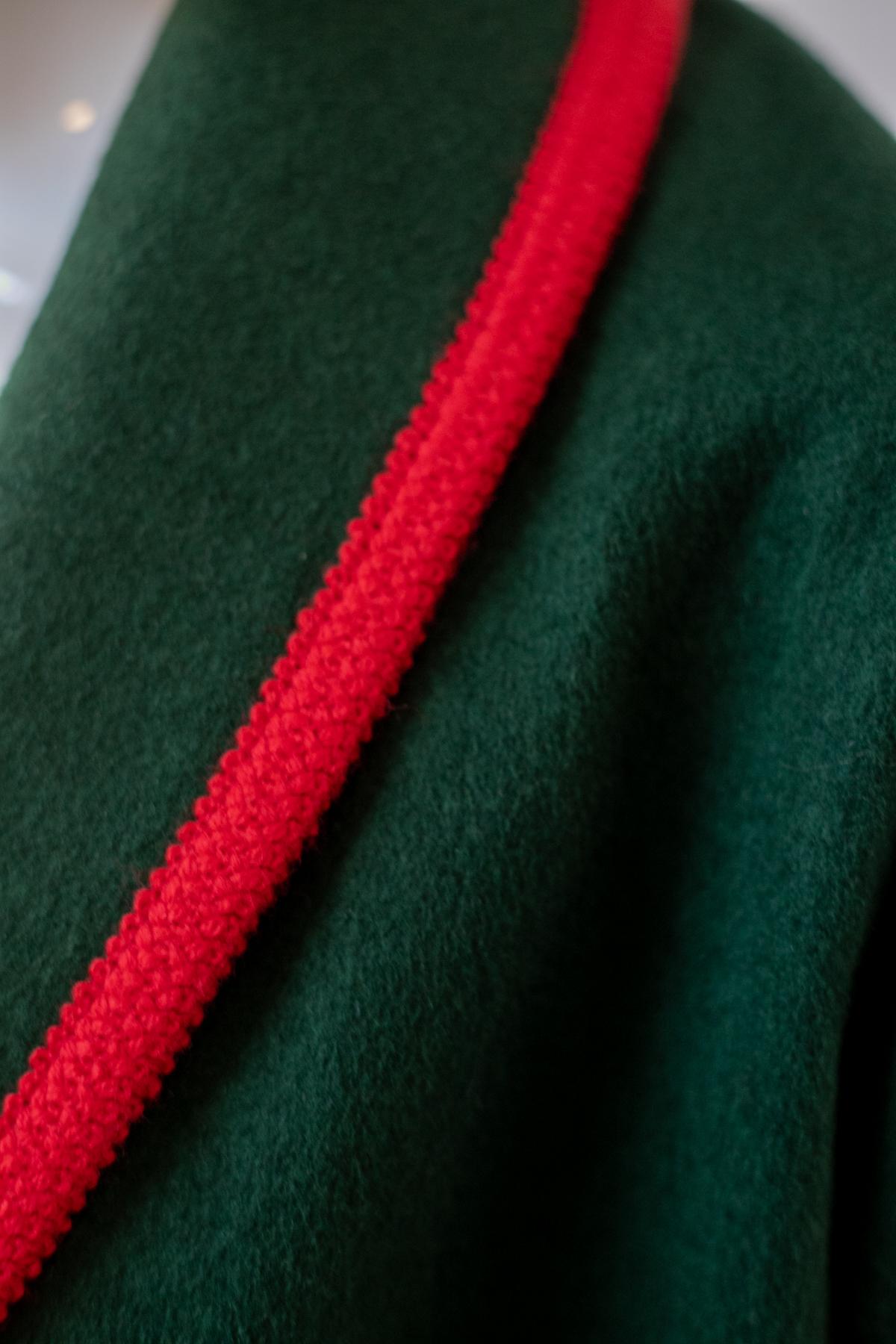 Grüne Wolljacke mit roten Profilen im Angebot 2