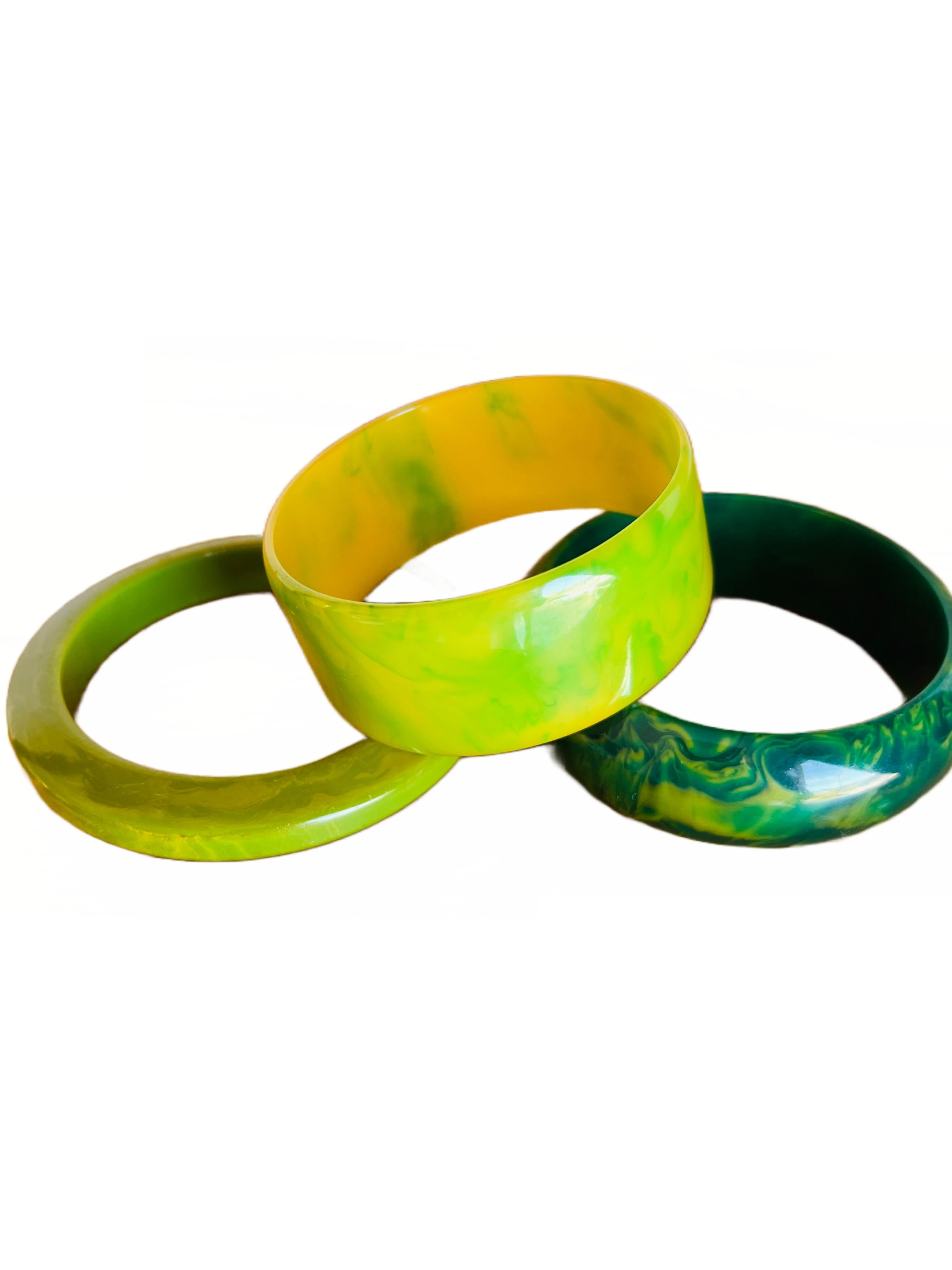 Hübsche, grün marmorierte Bakelit-Armbänder im Vintage-Stil.

1) BREITE GRÜN-GELB MARMORIERTE ARMSPANGE 

1