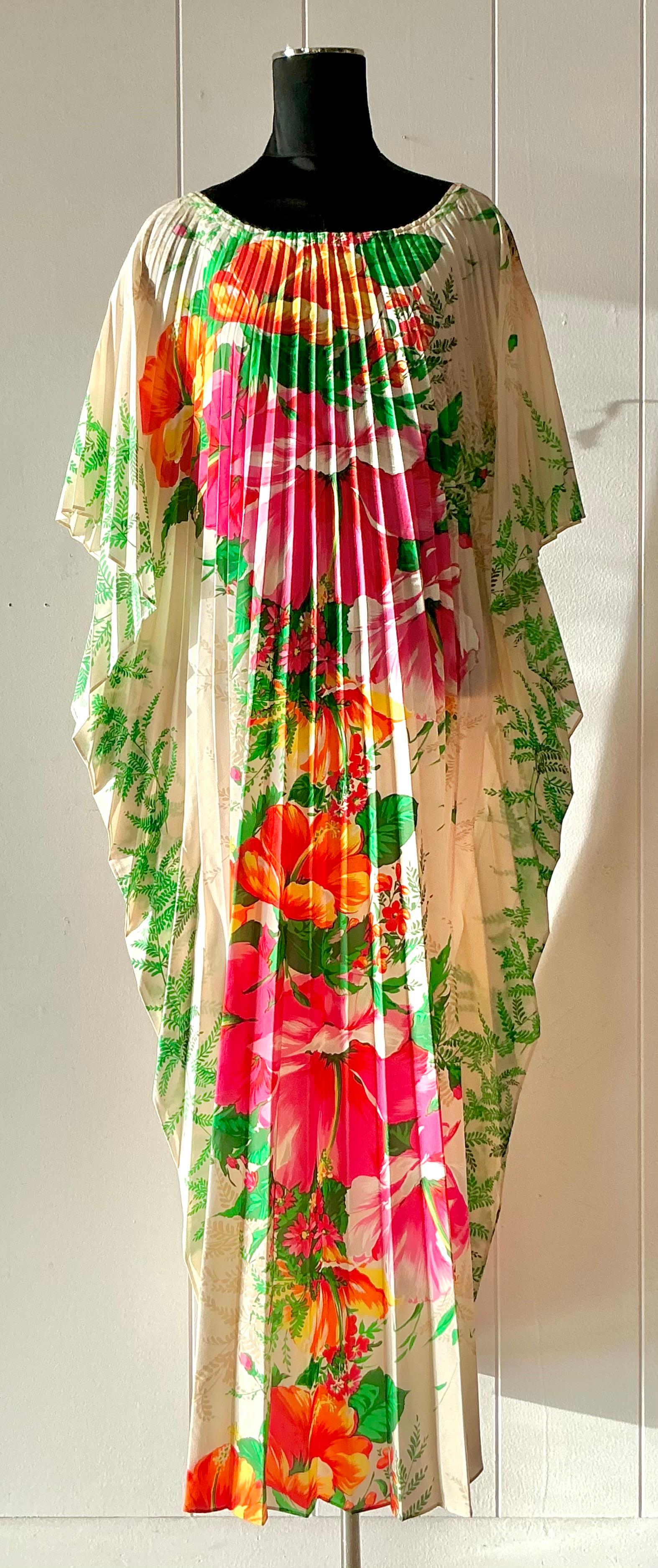 Mit diesem tropischen Akkordeon-Kaftan im Vintage-Stil von Greencastle werden Sie in den Glamour der 1970er Jahre eintauchen - eine atemberaubende Verschmelzung von kühnem Design und müheloser Eleganz. Das aus leichtem, fließendem Stoff gefertigte