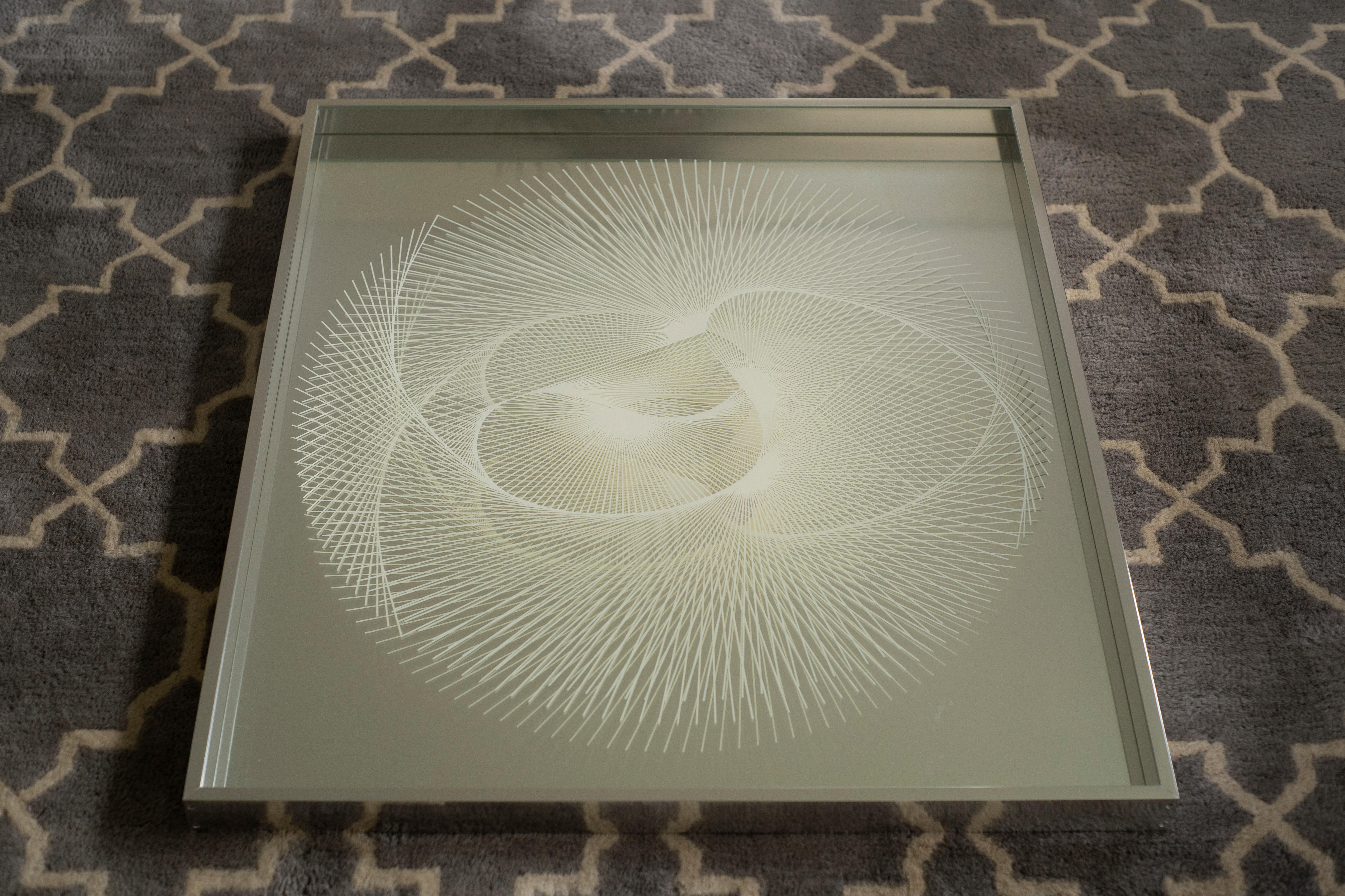 Progettato negli anni '70, questo è uno dei tanti stili di arte da parete realizzati da Greg Copland. I suoi pezzi sono spesso poco pratici e utilizzano lo specchio come strumento per realizzare la sua visione del pezzo. Questo esemplare raggiunge