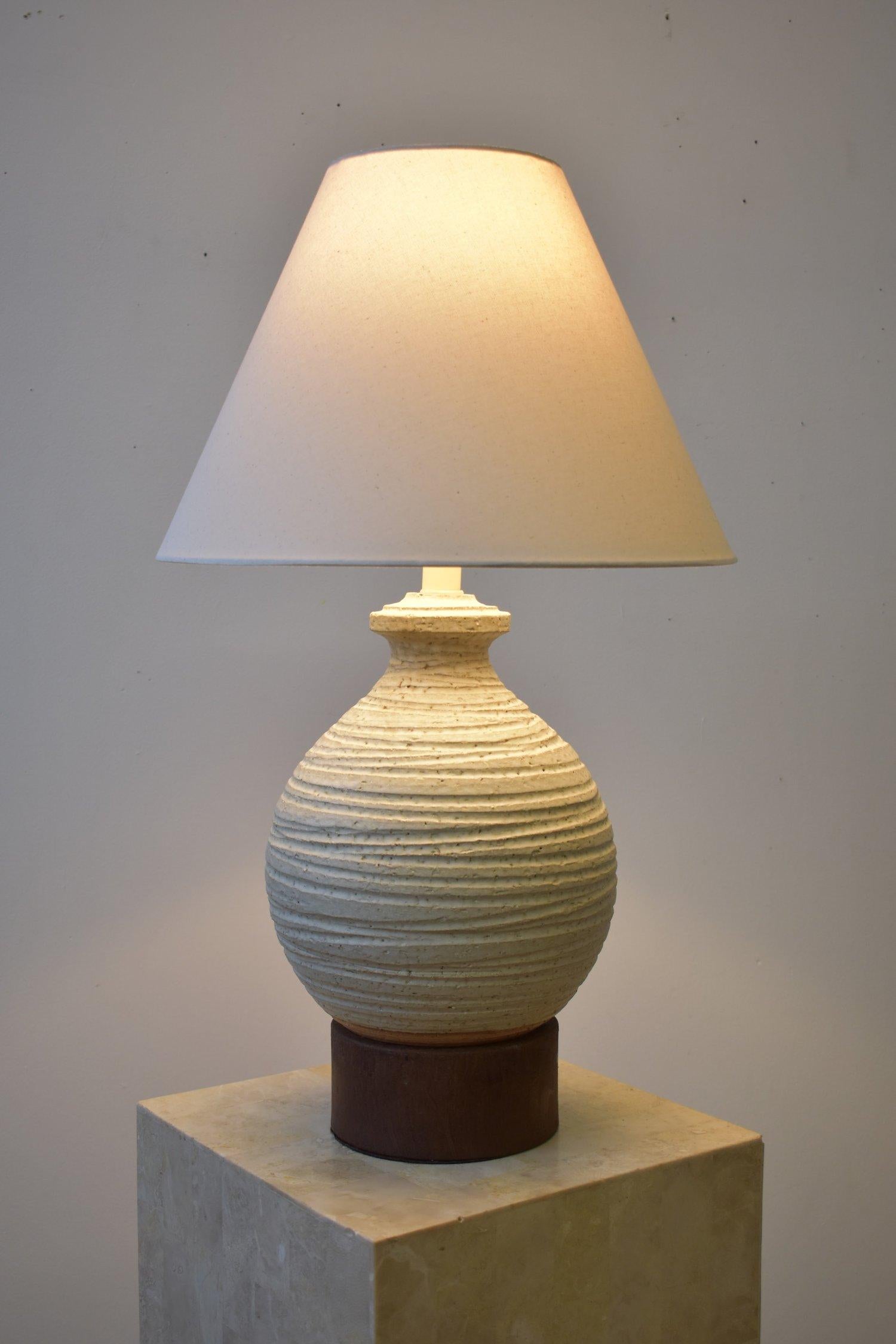 Vintage Bulbous Greige Pietra Decor Series Textured Terracotta Lamp von Bitossi für Raymor, CIRCA 1950s. Zwiebelförmige Flasche aus strukturierter Terrakotta, montiert auf einem patinierten Stahlsockel. Die horizontalen Streifen wurden auf der