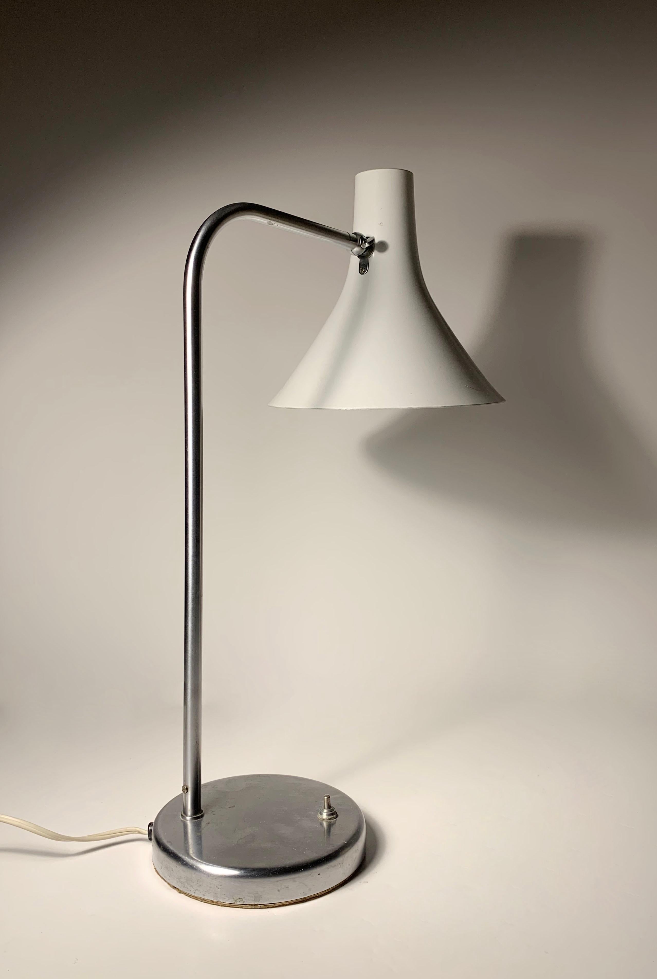 Nord-américain Lampe de bureau vintage Greta Von Nessen en acier inoxydable en vente