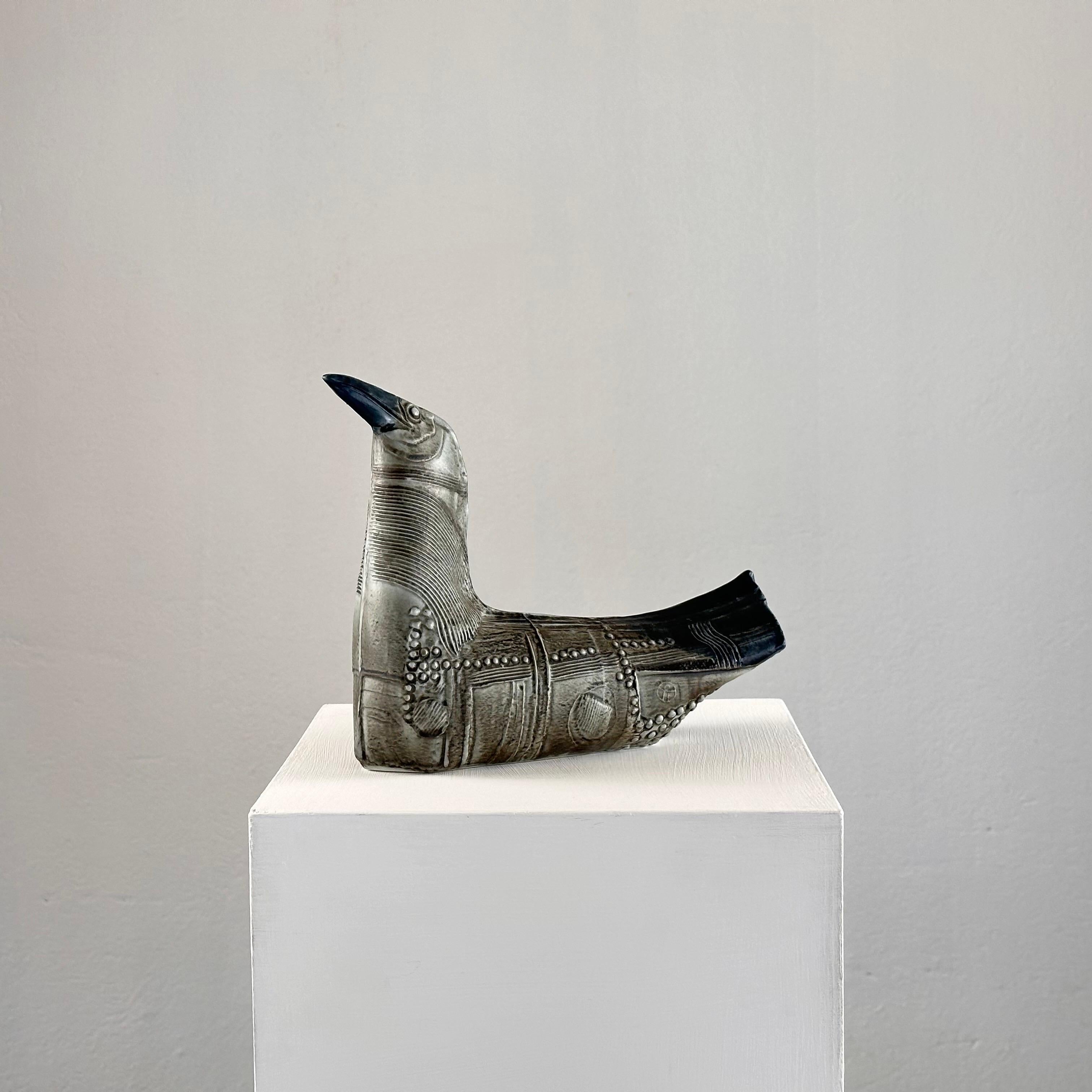 
Gönnen Sie sich zeitlose skandinavische Eleganz mit dieser exquisiten grauen Vogel-Skulptur aus Steinzeug, die der bekannte schwedische Künstler Bertil Vallien in den 1970er Jahren für Rörstrand geschaffen hat. 

Dieses in sorgfältiger Handarbeit