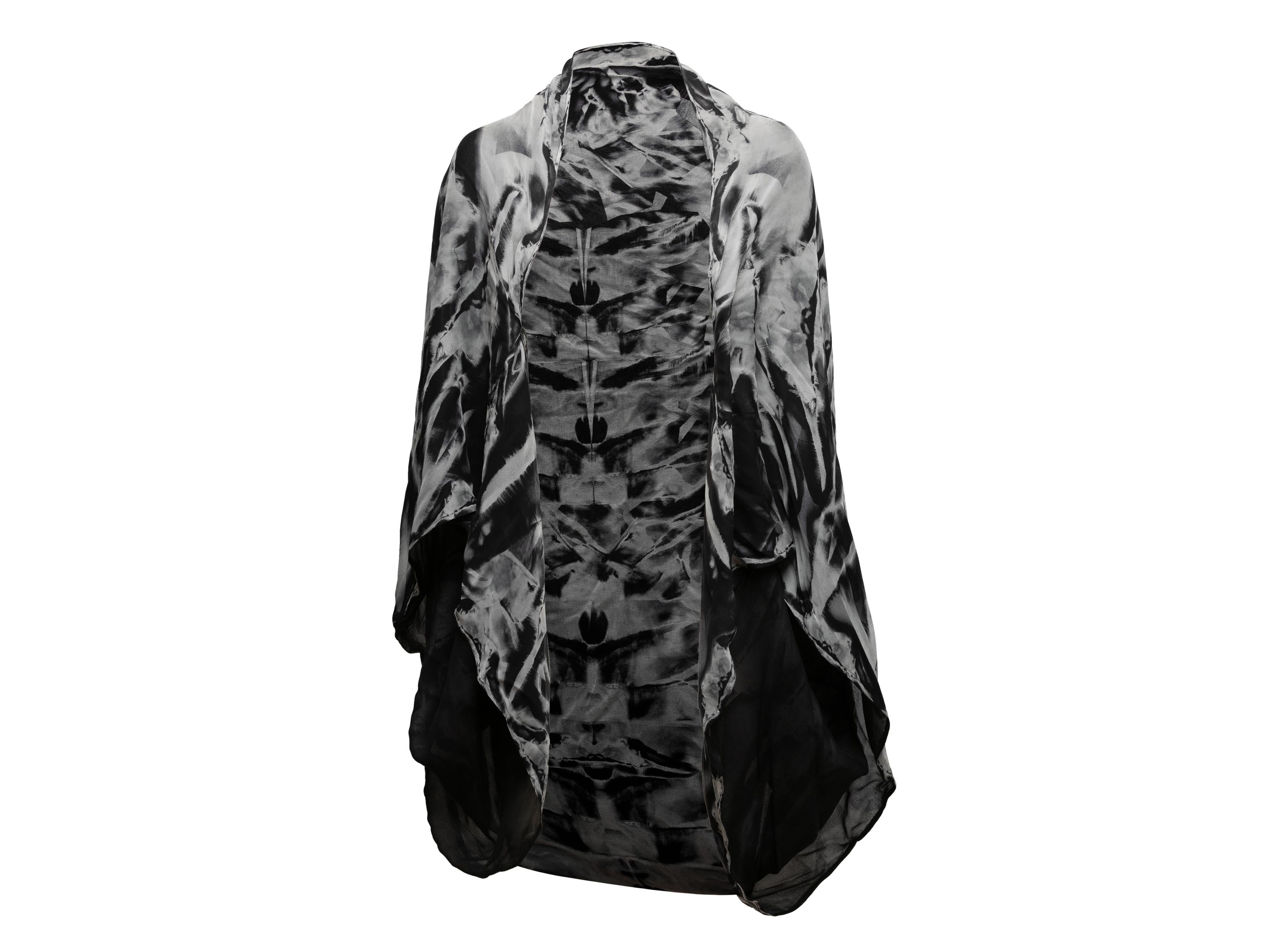 Vintage gris et noir Alexander McQueen, haussement d'épaules en soie à imprimé abstrait Taille O/S Unisexe en vente