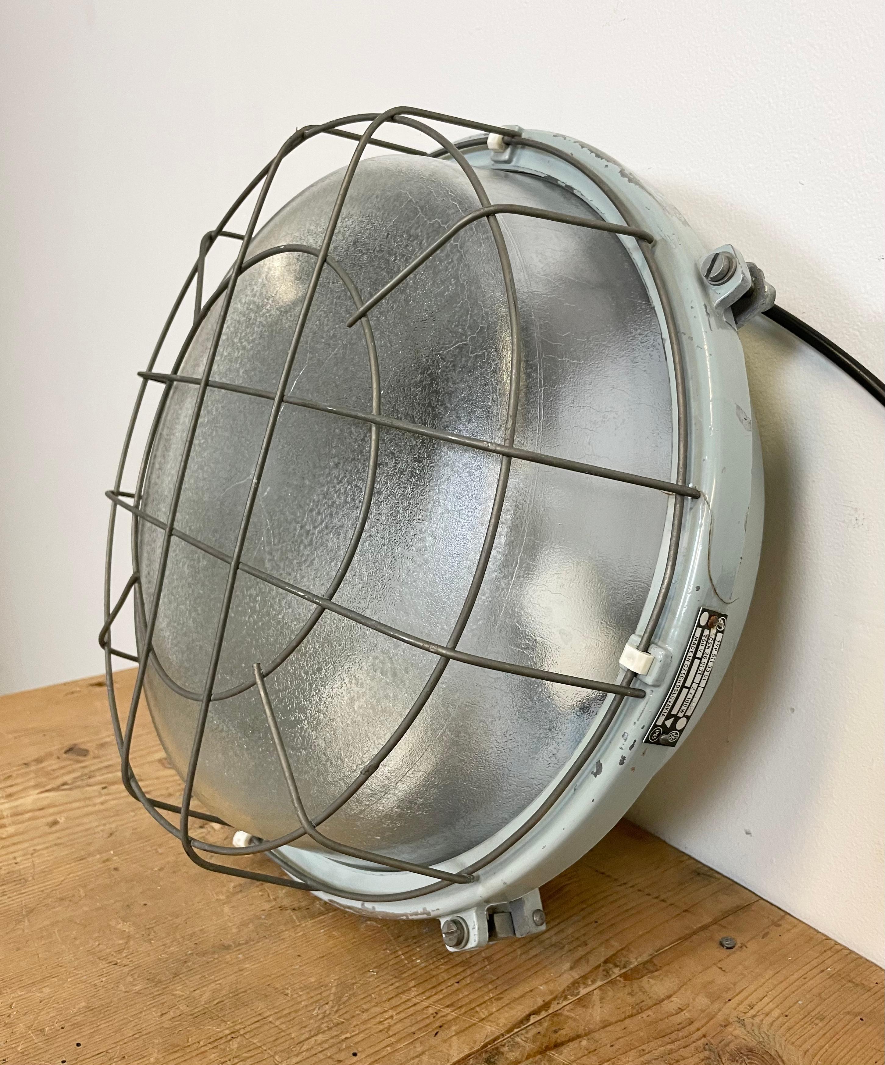 Vintage Grey Cast Aluminium Industrial Wall Light, 1980s In Good Condition For Sale In Kojetice, CZ