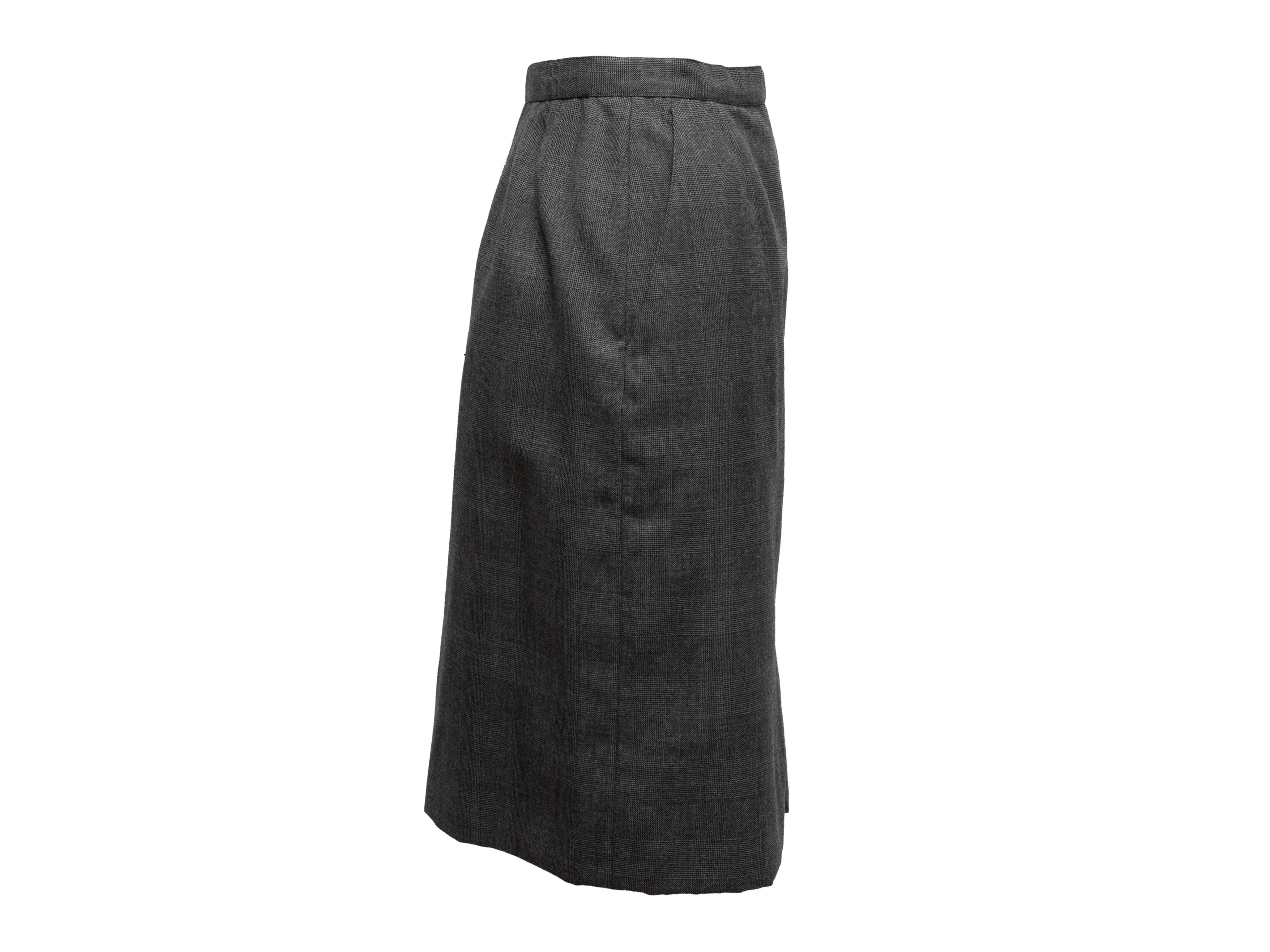 Vintage grey wool pencil skirt by Chanel. Circa 1970s. Hip pockets. Side zip closure. 26