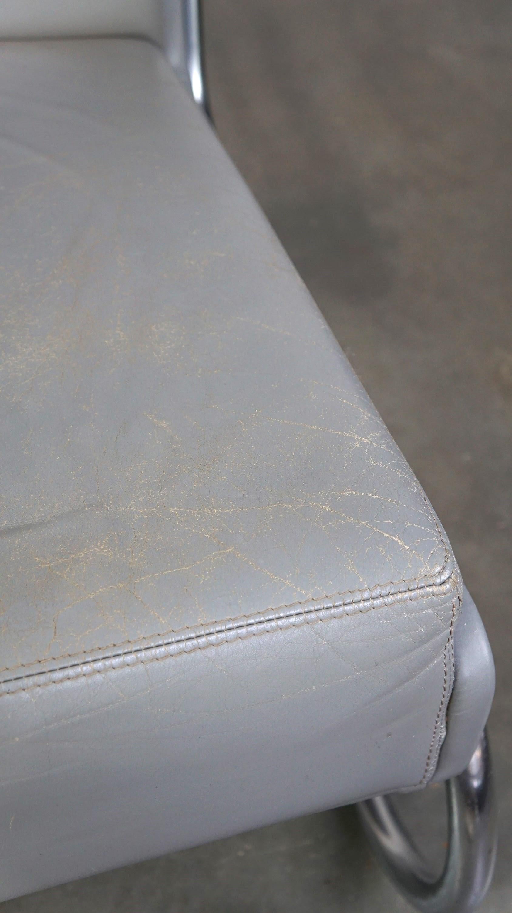 Vintage grey cow leather bauhaus design armchair by Ahrend de Cirkel For Sale 5