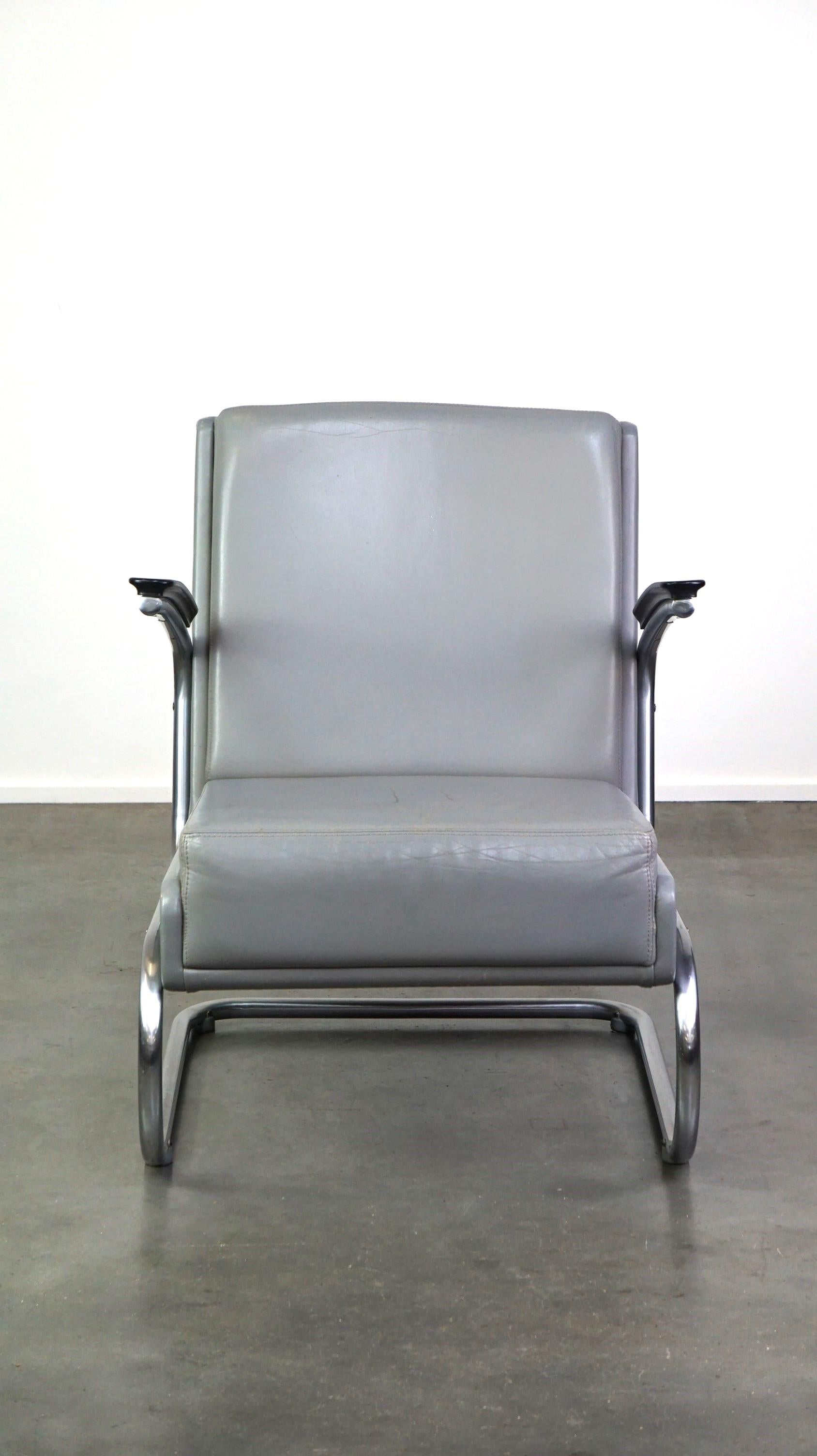 Offered this vintage grey cow leather bauhaus design armchair by Ahrend de Circkel.

This great, wonderfully comfortable vintage design armchair is a design by Ahrend de Circkel from the 1950s. It is made of cow leather and due to its timeless