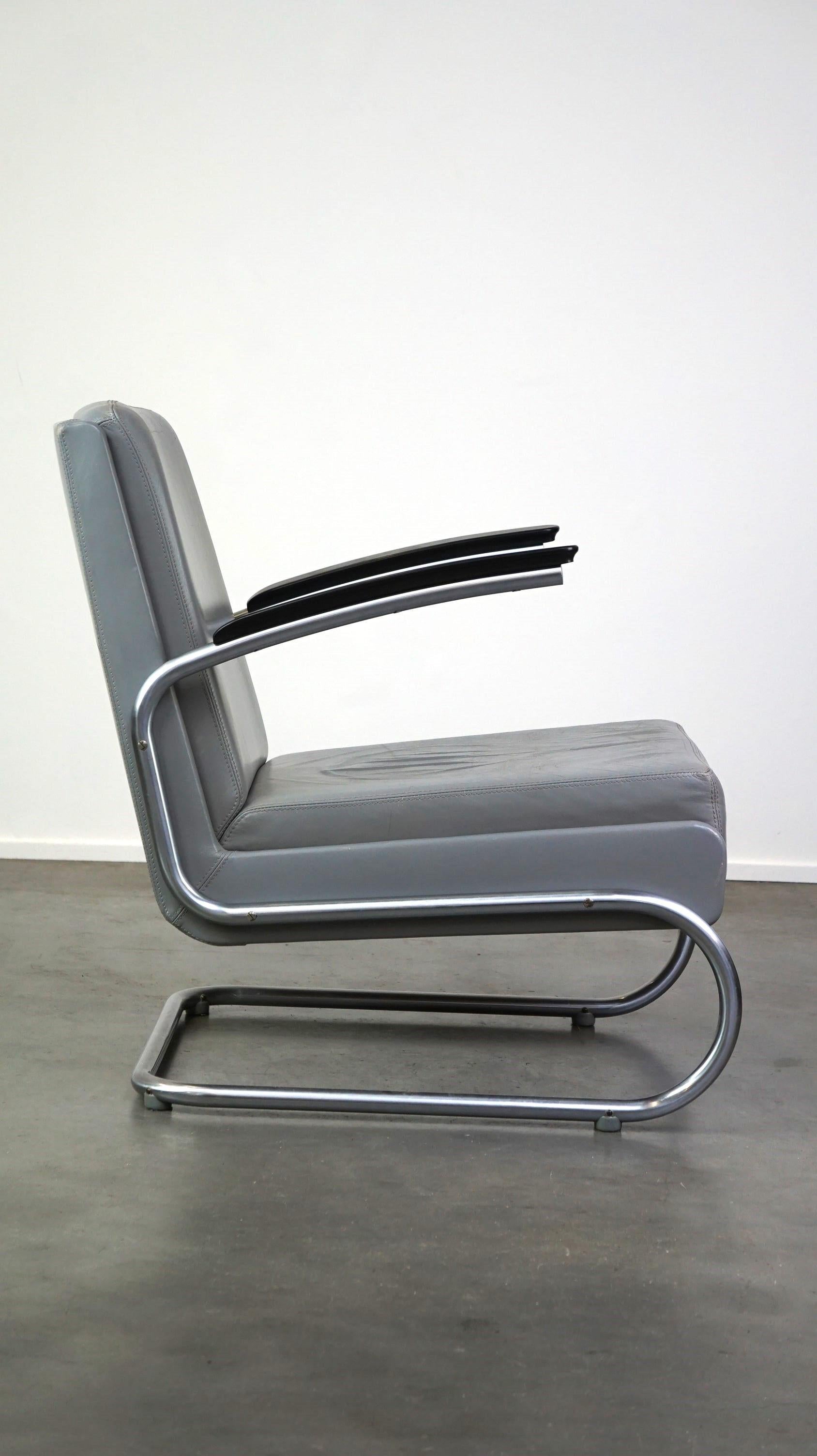 Dutch Vintage grey cow leather bauhaus design armchair by Ahrend de Cirkel For Sale