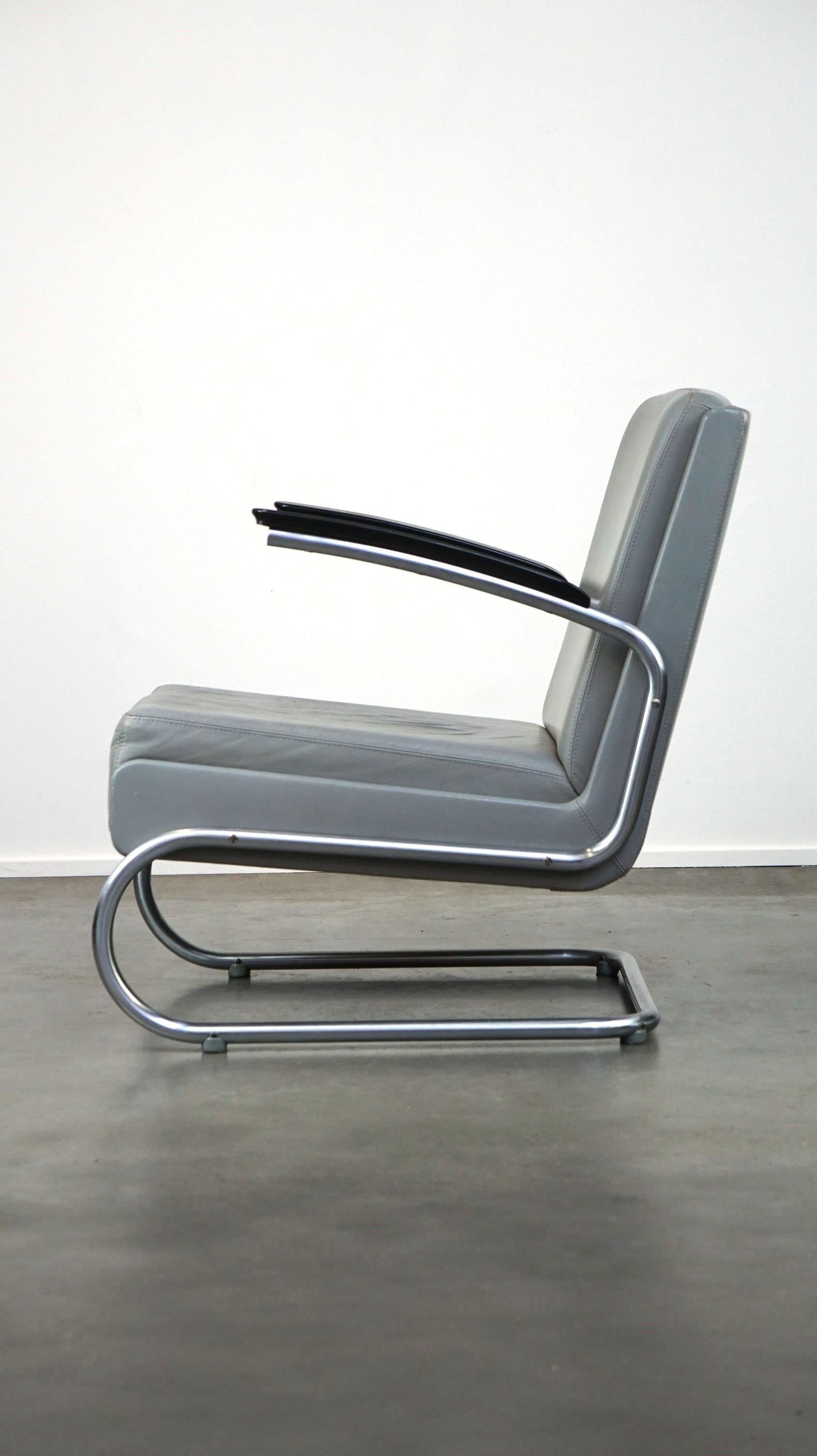 Vintage grey cow leather bauhaus design armchair by Ahrend de Cirkel In Fair Condition For Sale In Harderwijk, NL