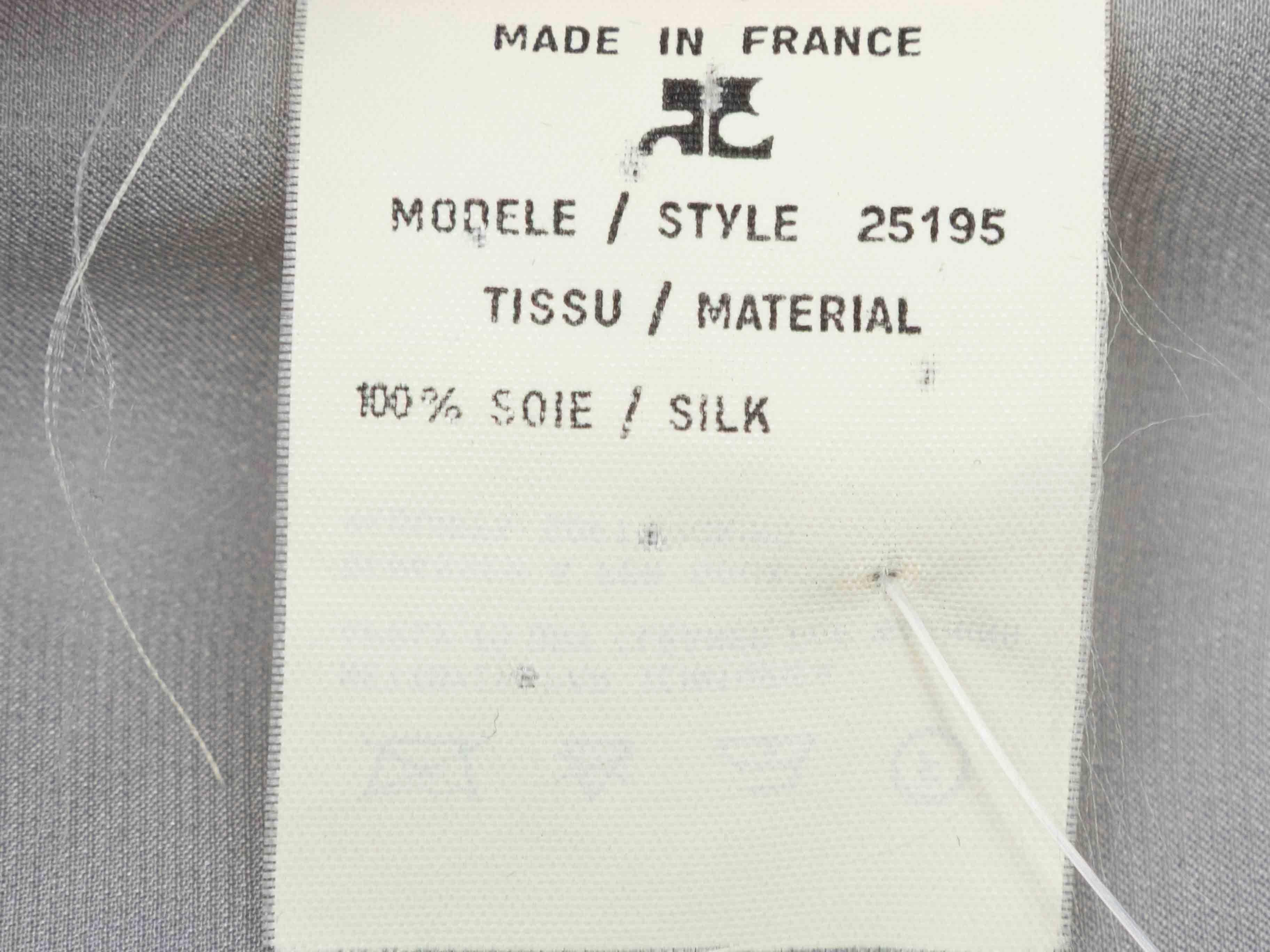 Grigio Camicetta vintage grigia e crema di Courreges in seta con fiocco e bottoni, taglia US 0 in vendita