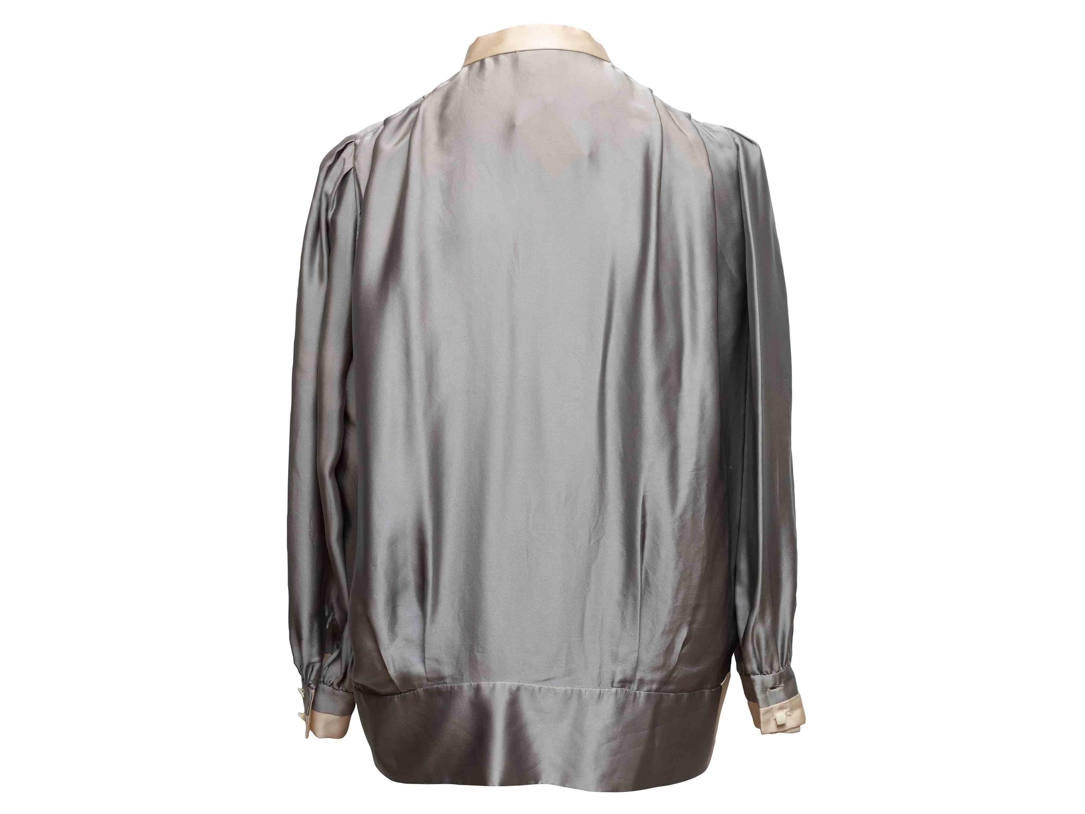 Donna Camicetta vintage grigia e crema di Courreges in seta con fiocco e bottoni, taglia US 0 in vendita