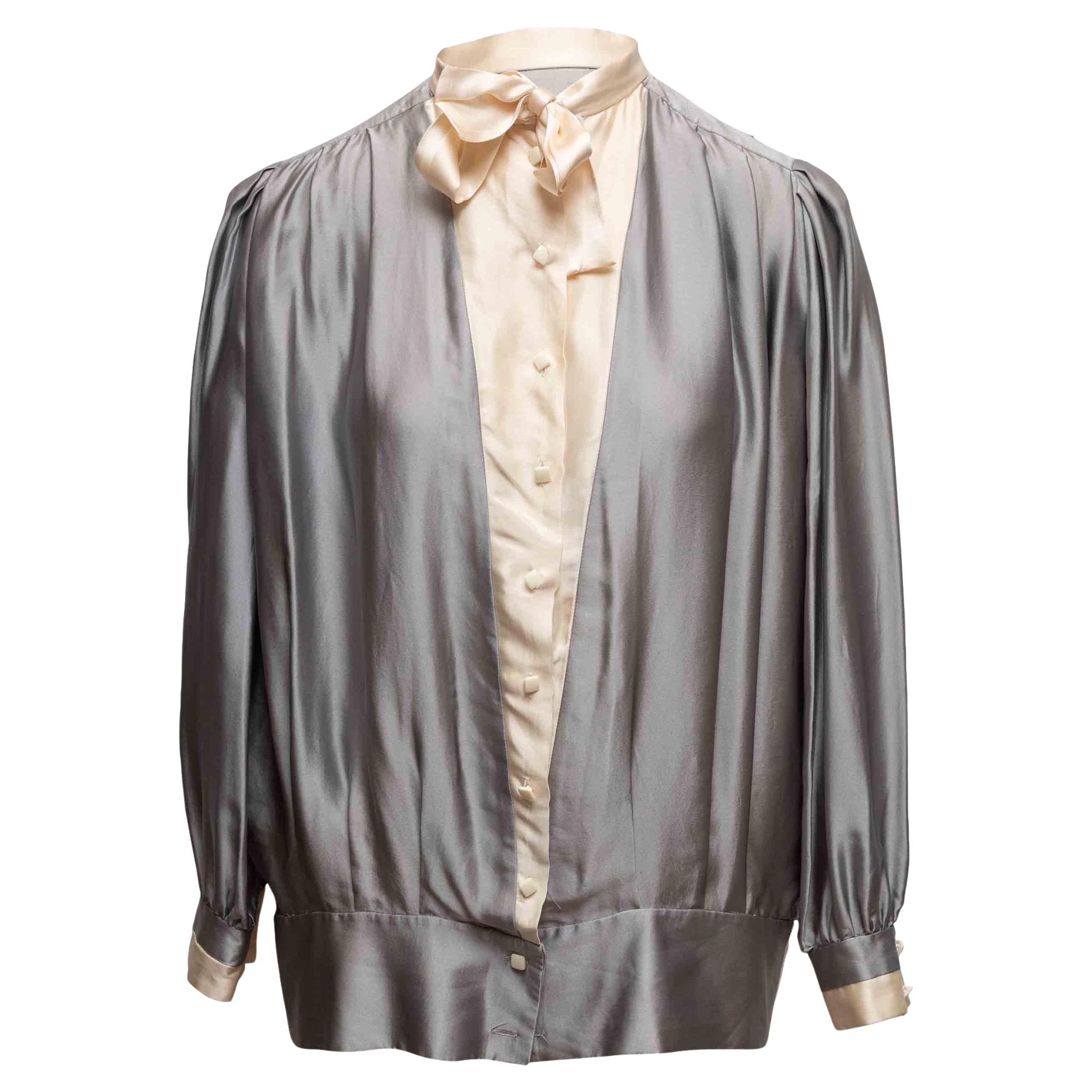Camicetta vintage grigia e crema di Courreges in seta con fiocco e bottoni, taglia US 0 in vendita