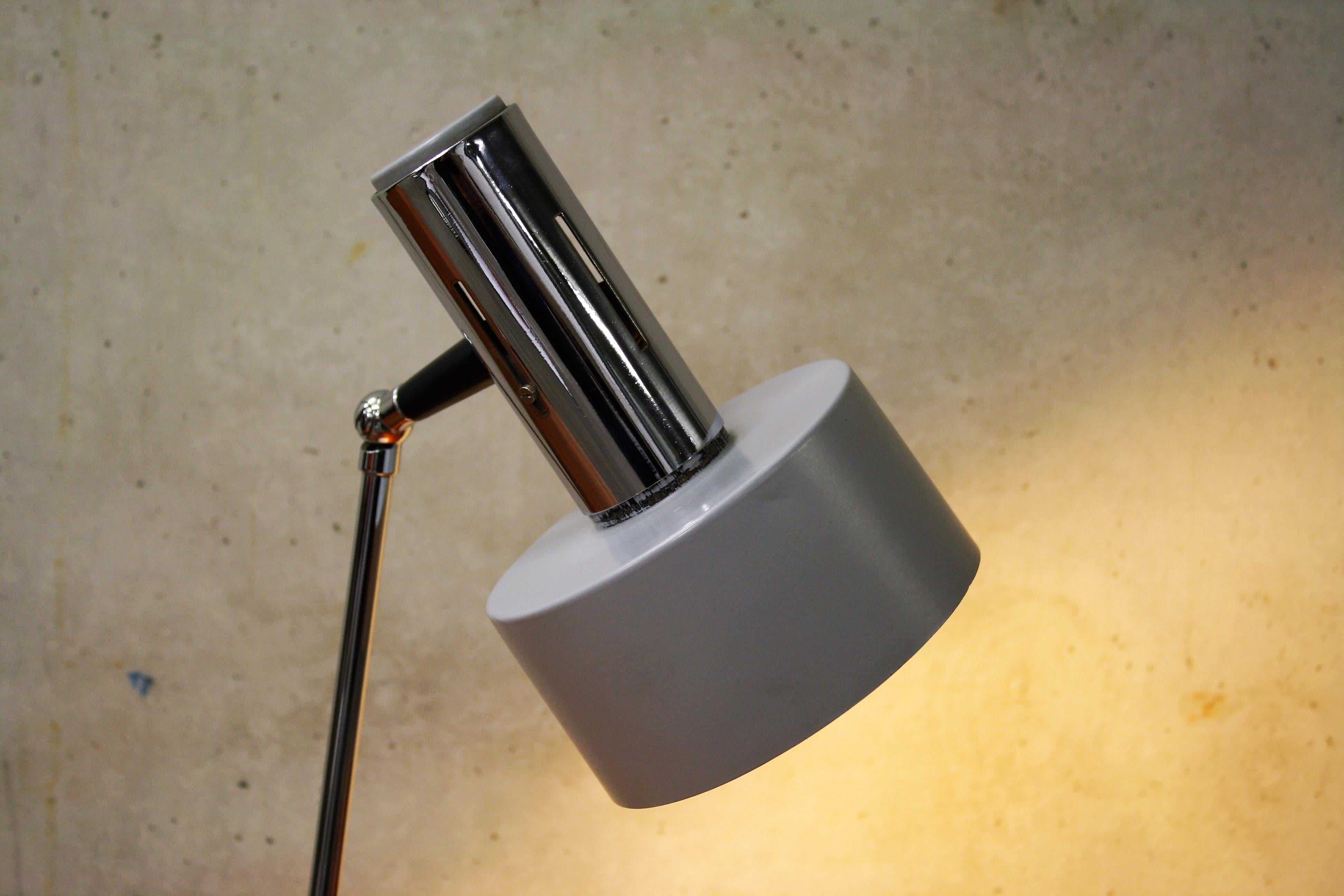 Very charming desk lamp in light grey. 
 
Tested and ready to use.

Very good condition

Belgium, 1970s.

Measures: Height 45.5 cm/ 17.8
