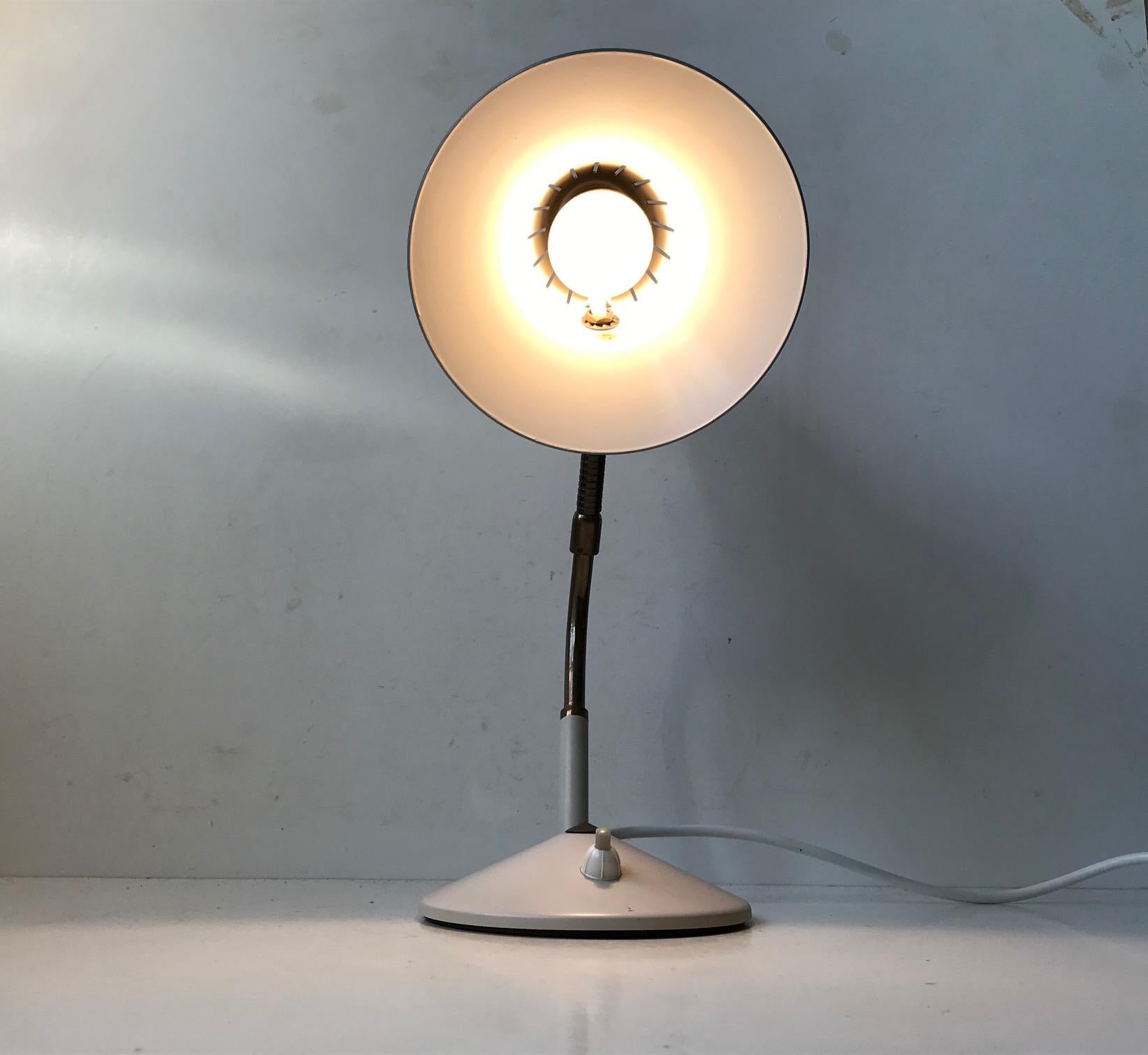 Lampe de bureau vintage Diablo grise avec détails en laiton par Elektrik Norvège, années 1950 en vente 5