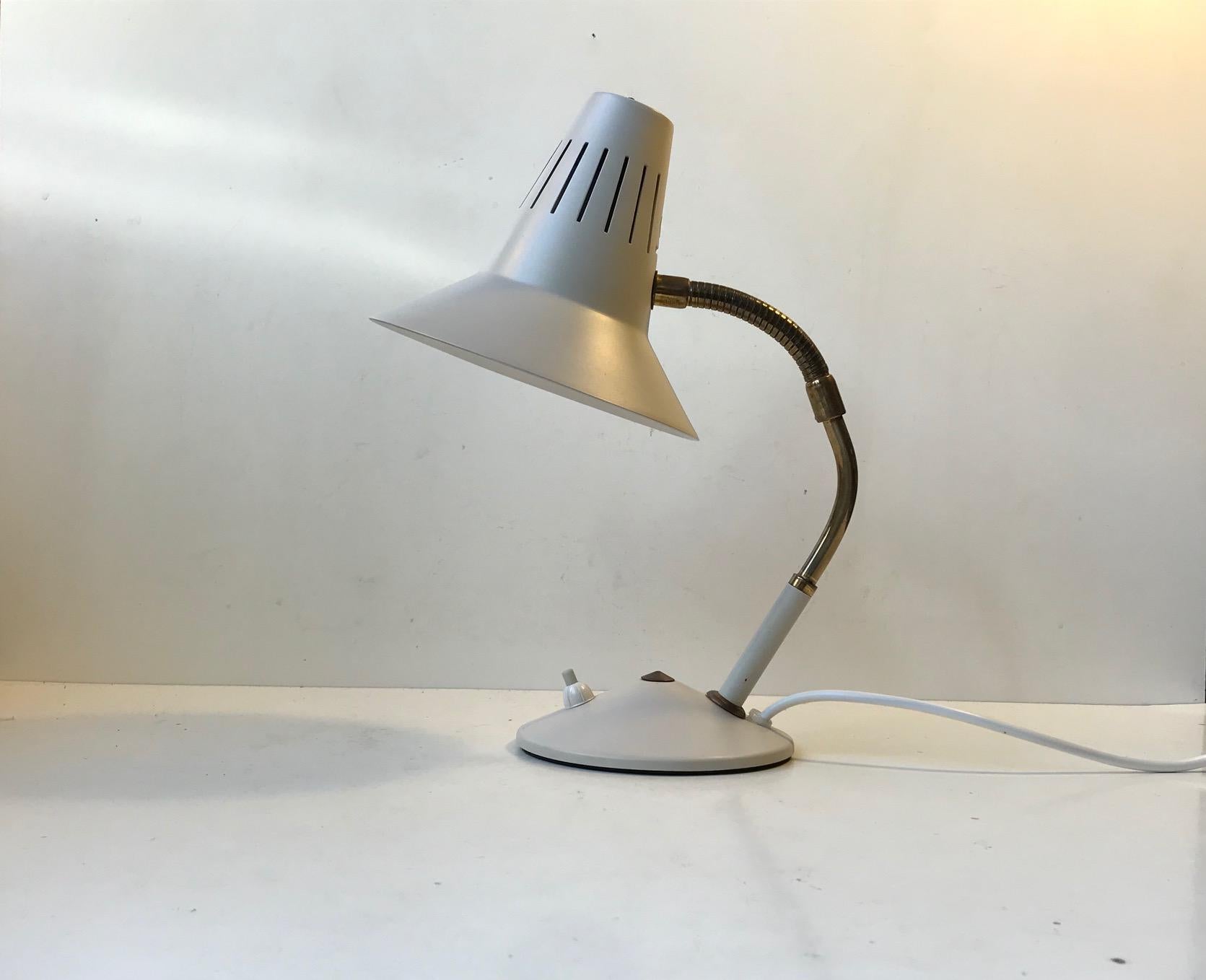 Scandinave moderne Lampe de bureau vintage Diablo grise avec détails en laiton par Elektrik Norvège, années 1950 en vente