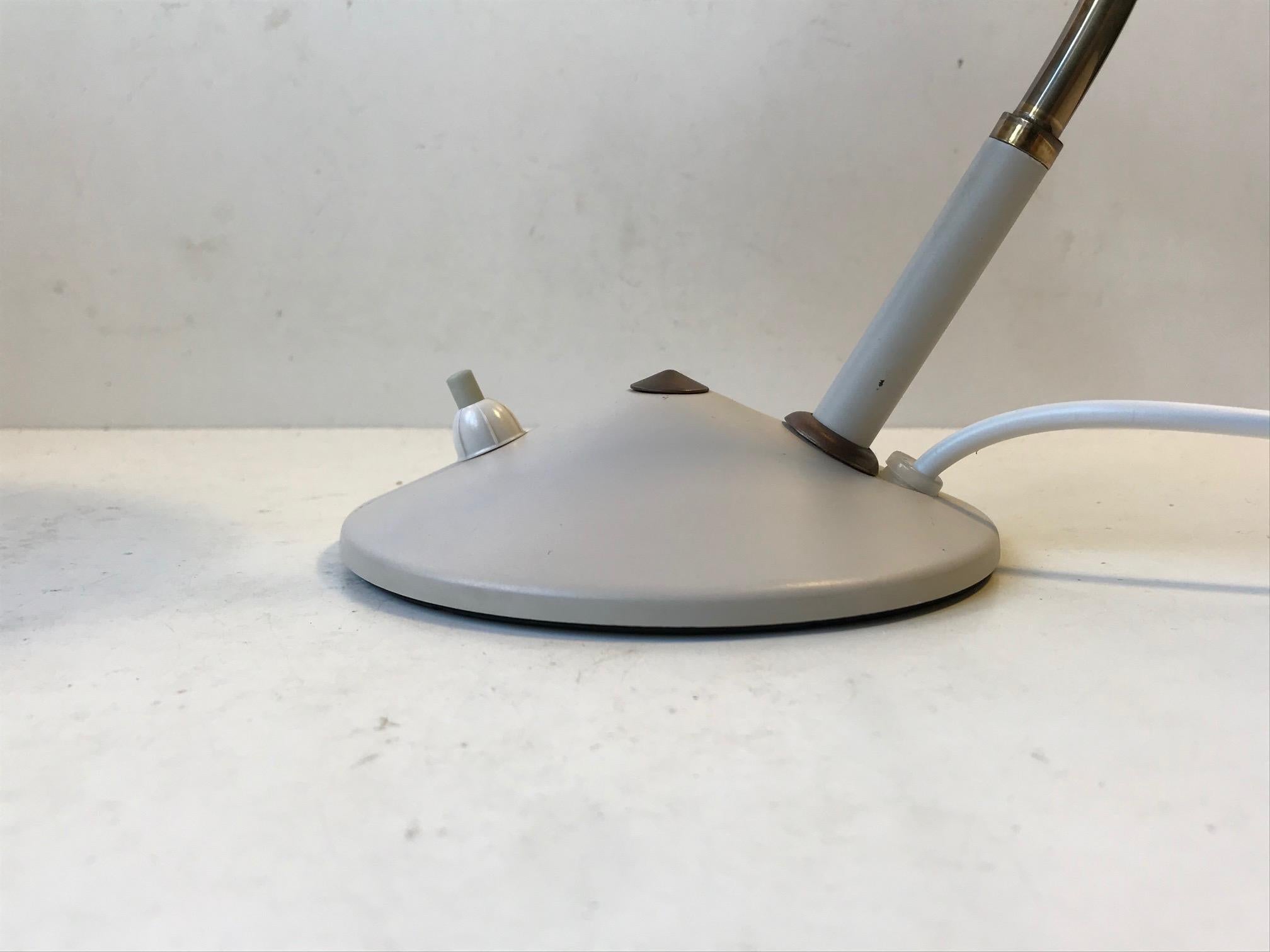 Metà XX secolo Lampada da tavolo Diablo grigia vintage con dettagli in ottone di Elektrik Norway, anni '50 in vendita