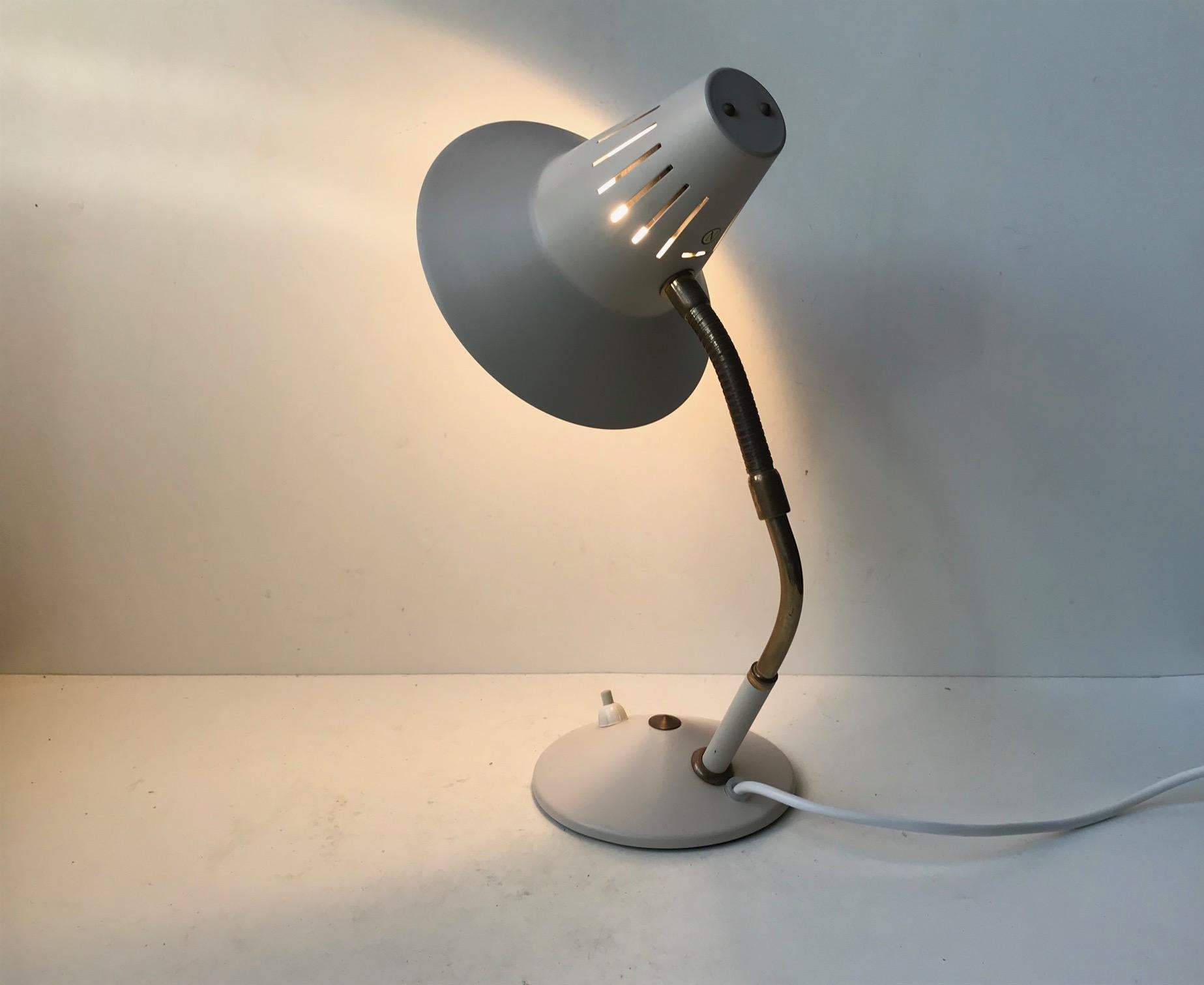 Aluminium Lampe de bureau vintage Diablo grise avec détails en laiton par Elektrik Norvège, années 1950 en vente