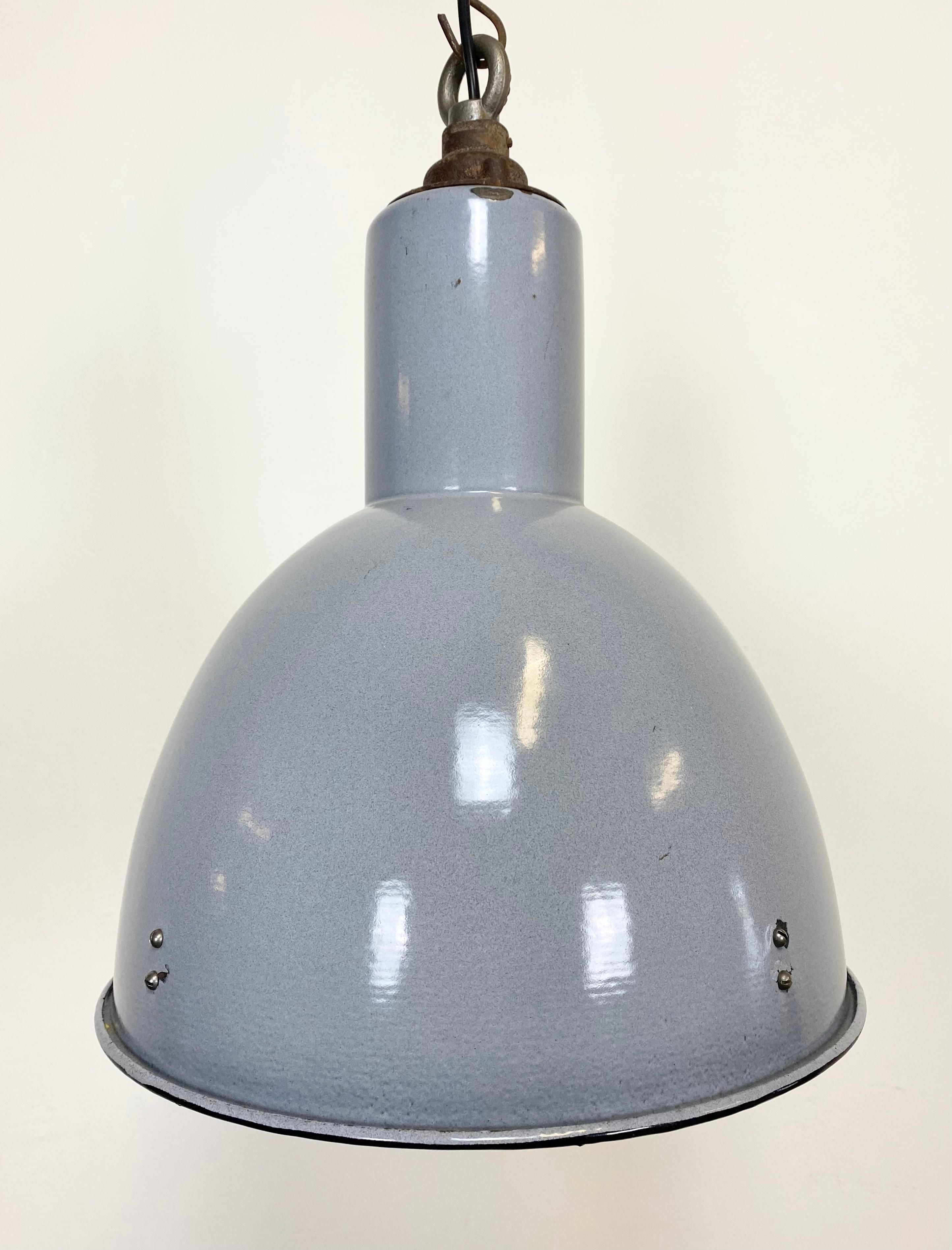 Vintage Industrial Bauhaus style lamp with grey enamel featuring and white interior. Iron top, 1940s. New porcelain socket for E27 lightbulbs and wire. Weight of the lamp is 3 kg.