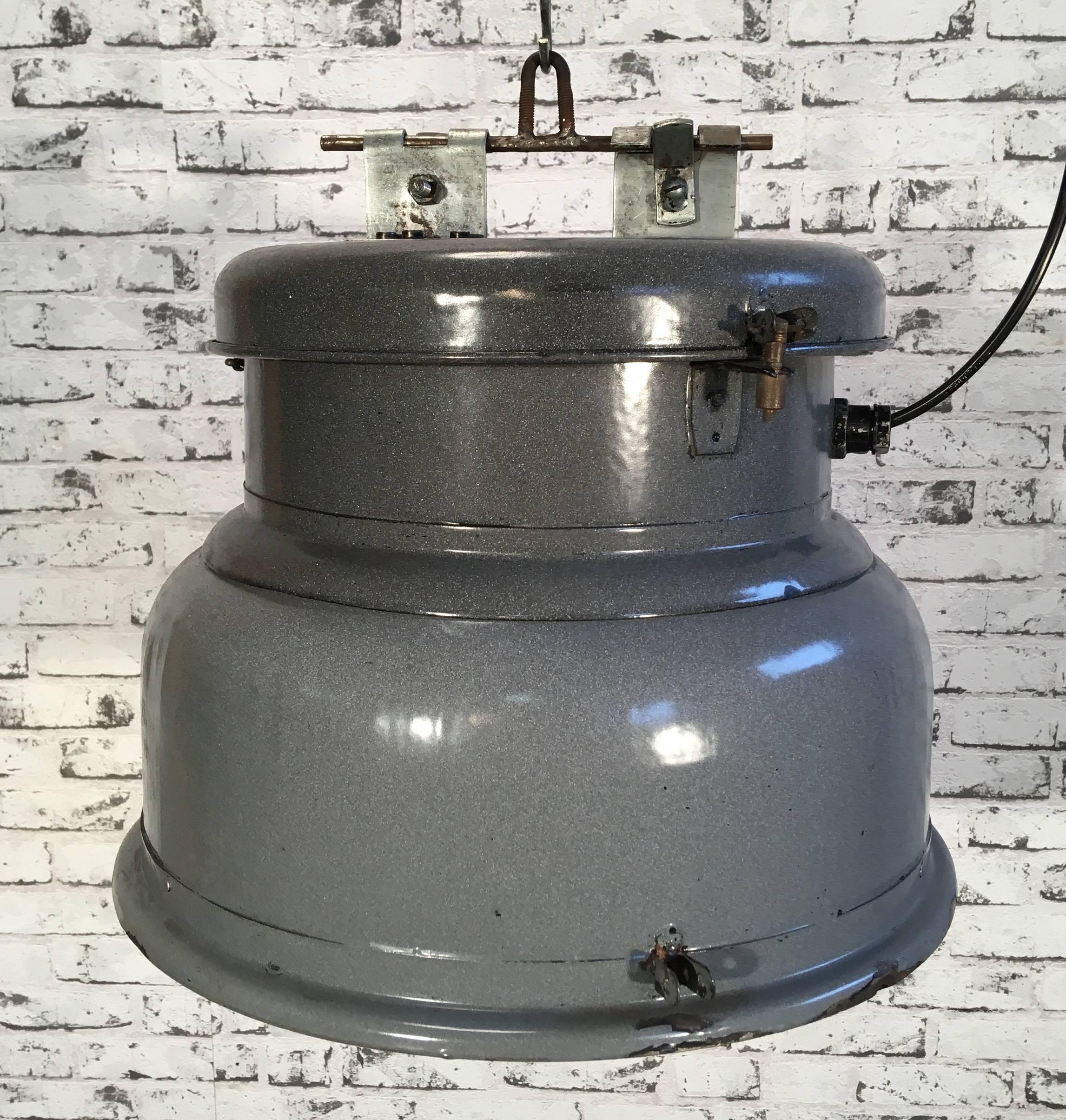 Unusual factory hanging light with grey enamel and white interior. Iron top.
New socket E 27 and wire. Weight 9 kg.