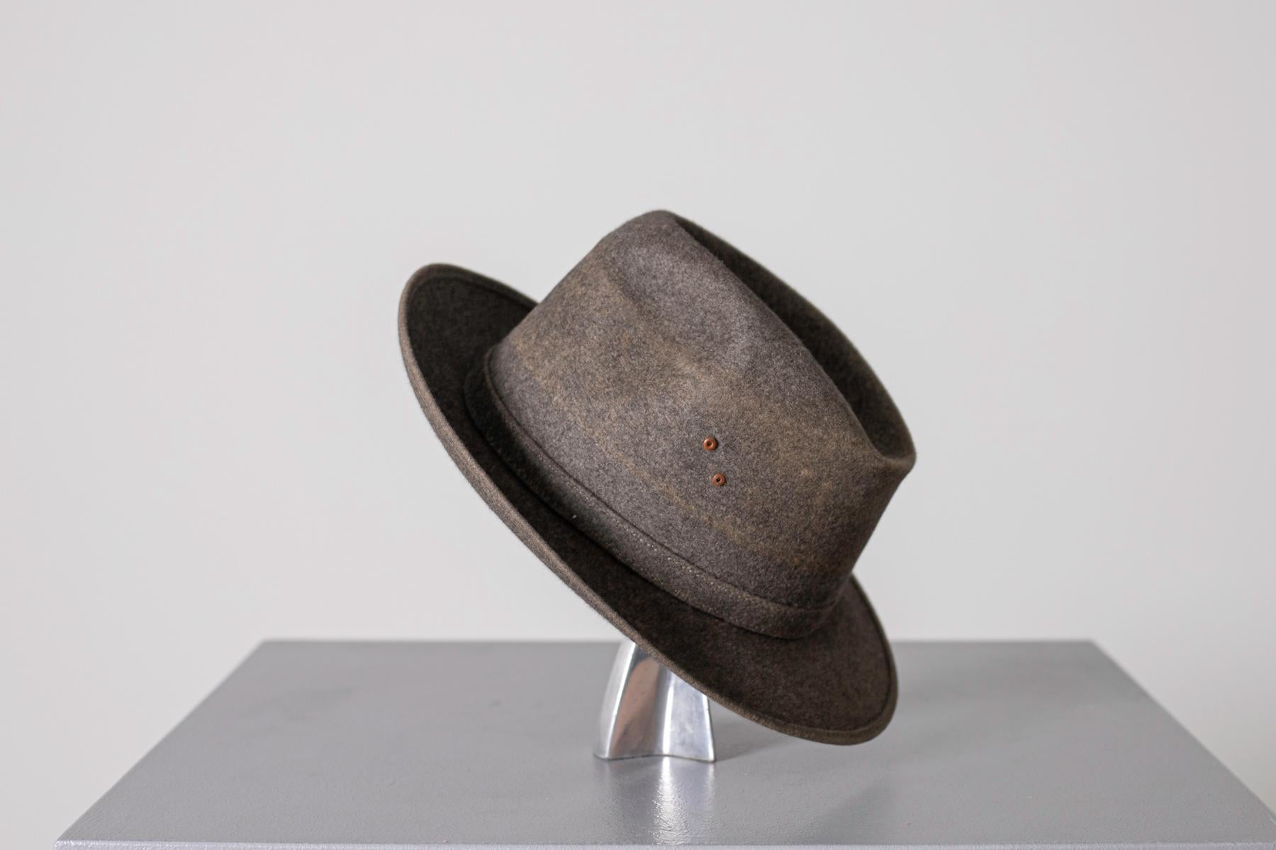 Chapeau vintage en feutre gris Bon état - En vente à Milano, IT