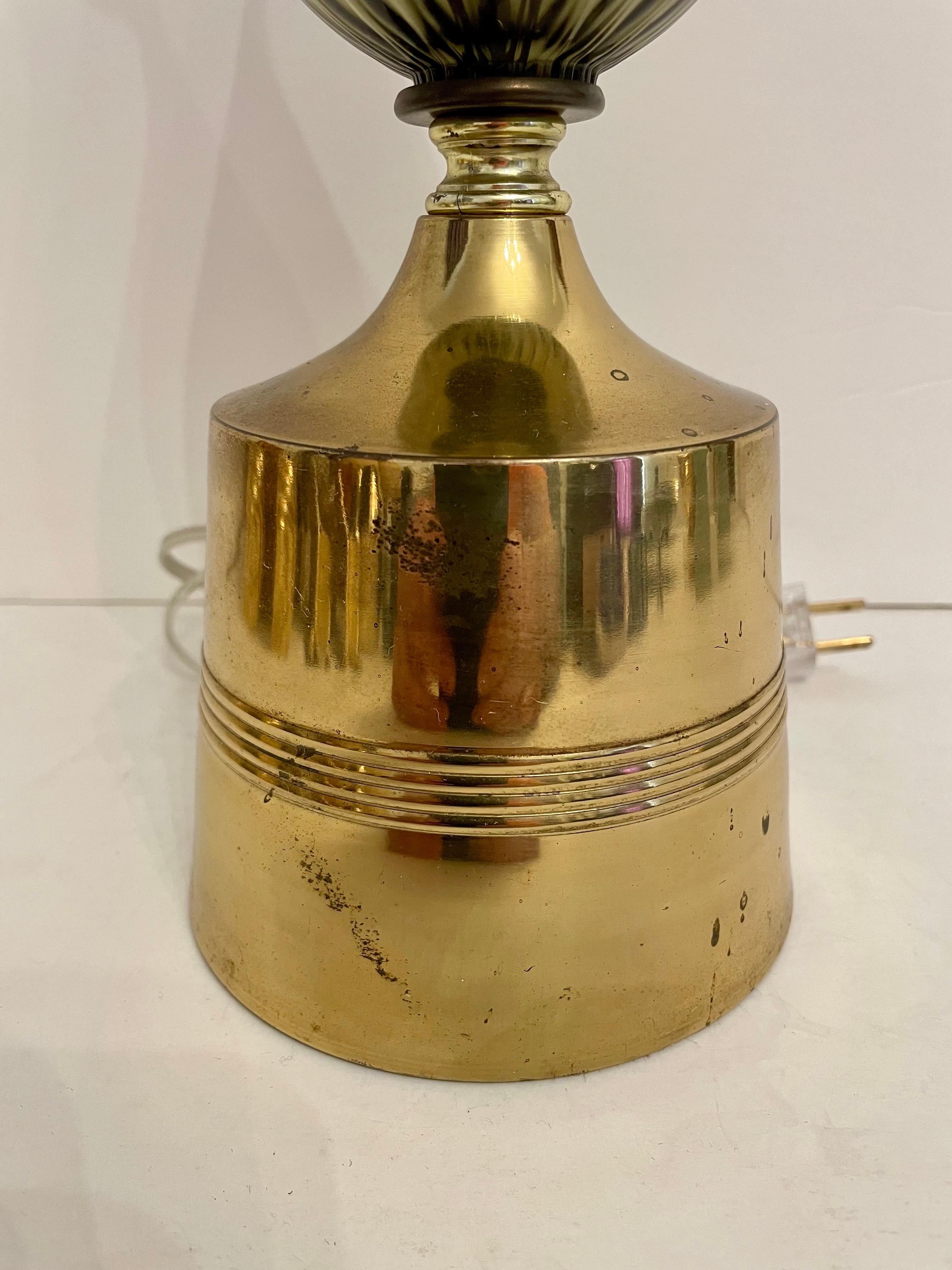 Lampe de table italienne en verre gris tourbillonnant sur base en laiton patiné, années 1960. Nouveau câblage avec une nouvelle prise à 3 voies, un fil clair et une nouvelle fiche. 19.5