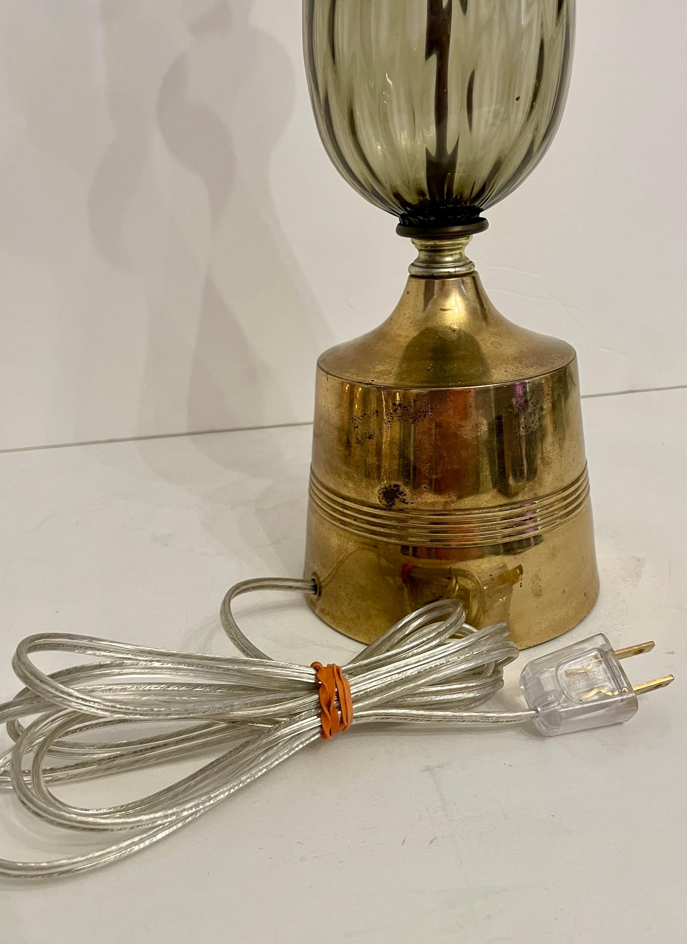 Mid-Century Modern Lampe à poser vintage en verre gris en vente
