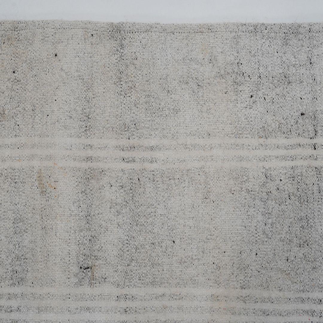 Kilim d'epoca in pelo di capra grigio, fatto a mano in Turchia in vendita 2