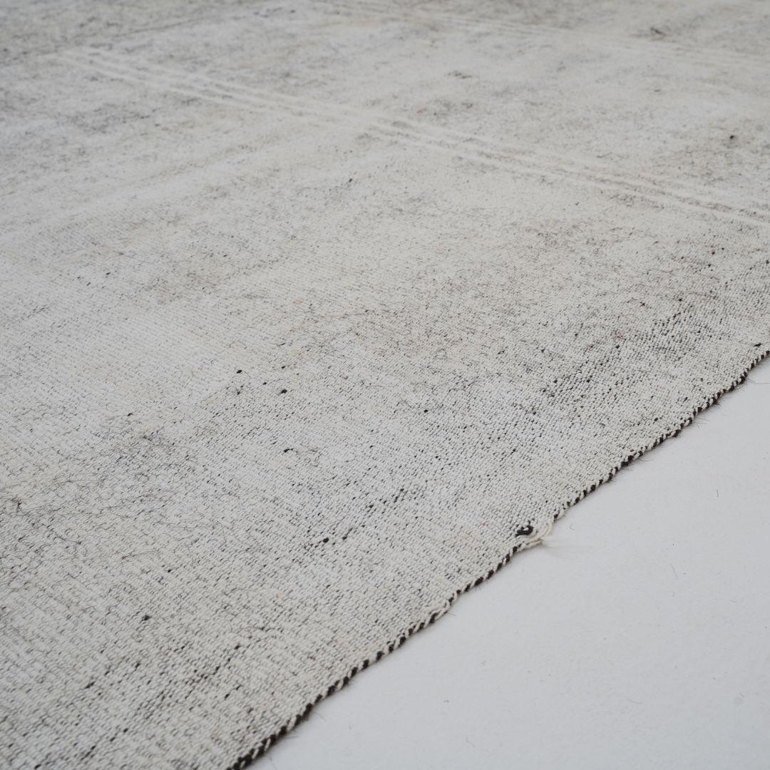 Kilim d'epoca in pelo di capra grigio, fatto a mano in Turchia in vendita 4
