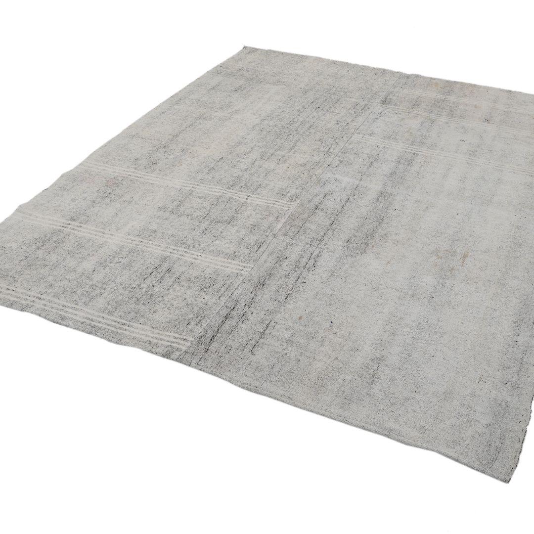 Mid-Century moderno Kilim d'epoca in pelo di capra grigio, fatto a mano in Turchia in vendita
