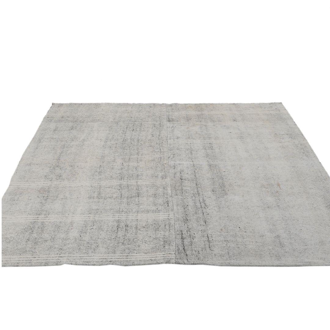Turco Kilim d'epoca in pelo di capra grigio, fatto a mano in Turchia in vendita