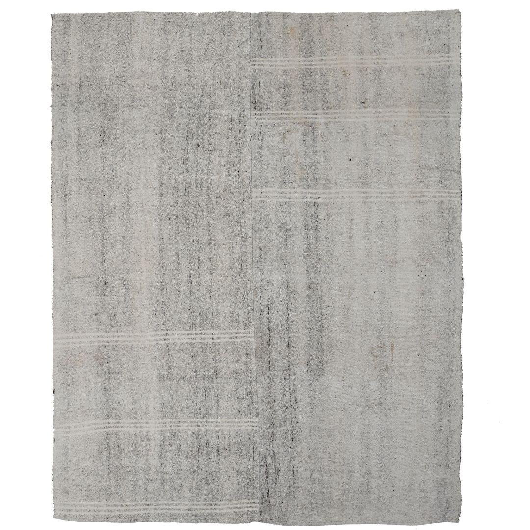 Tessuto a mano Kilim d'epoca in pelo di capra grigio, fatto a mano in Turchia in vendita