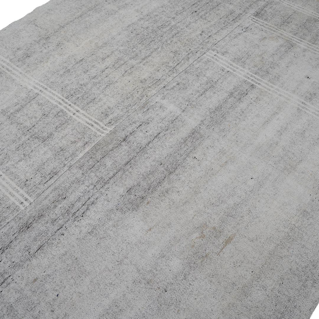 Kilim d'epoca in pelo di capra grigio, fatto a mano in Turchia In condizioni buone in vendita a Amsterdam, NL