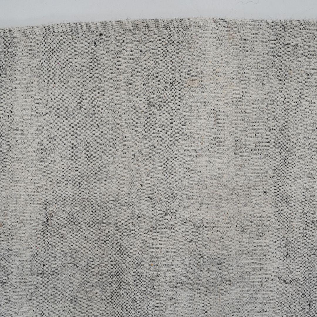 XX secolo Kilim d'epoca in pelo di capra grigio, fatto a mano in Turchia in vendita