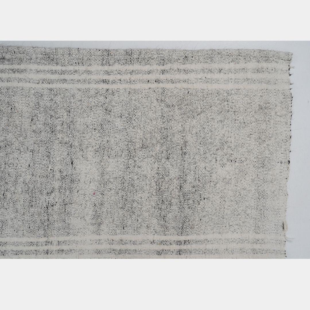 Pelo di capra Kilim d'epoca in pelo di capra grigio, fatto a mano in Turchia in vendita