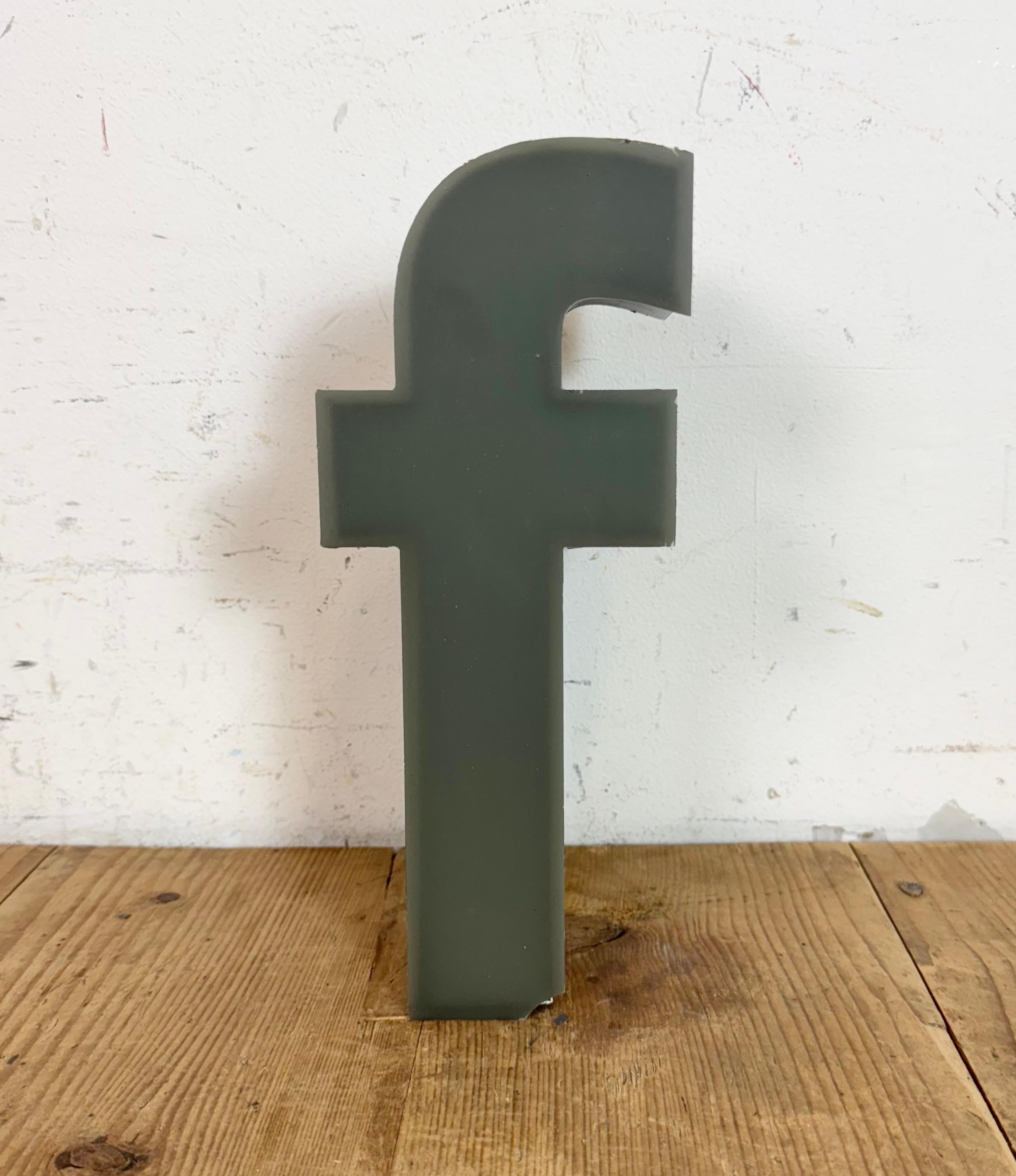 Cette lettre lumineuse industrielle vintage 