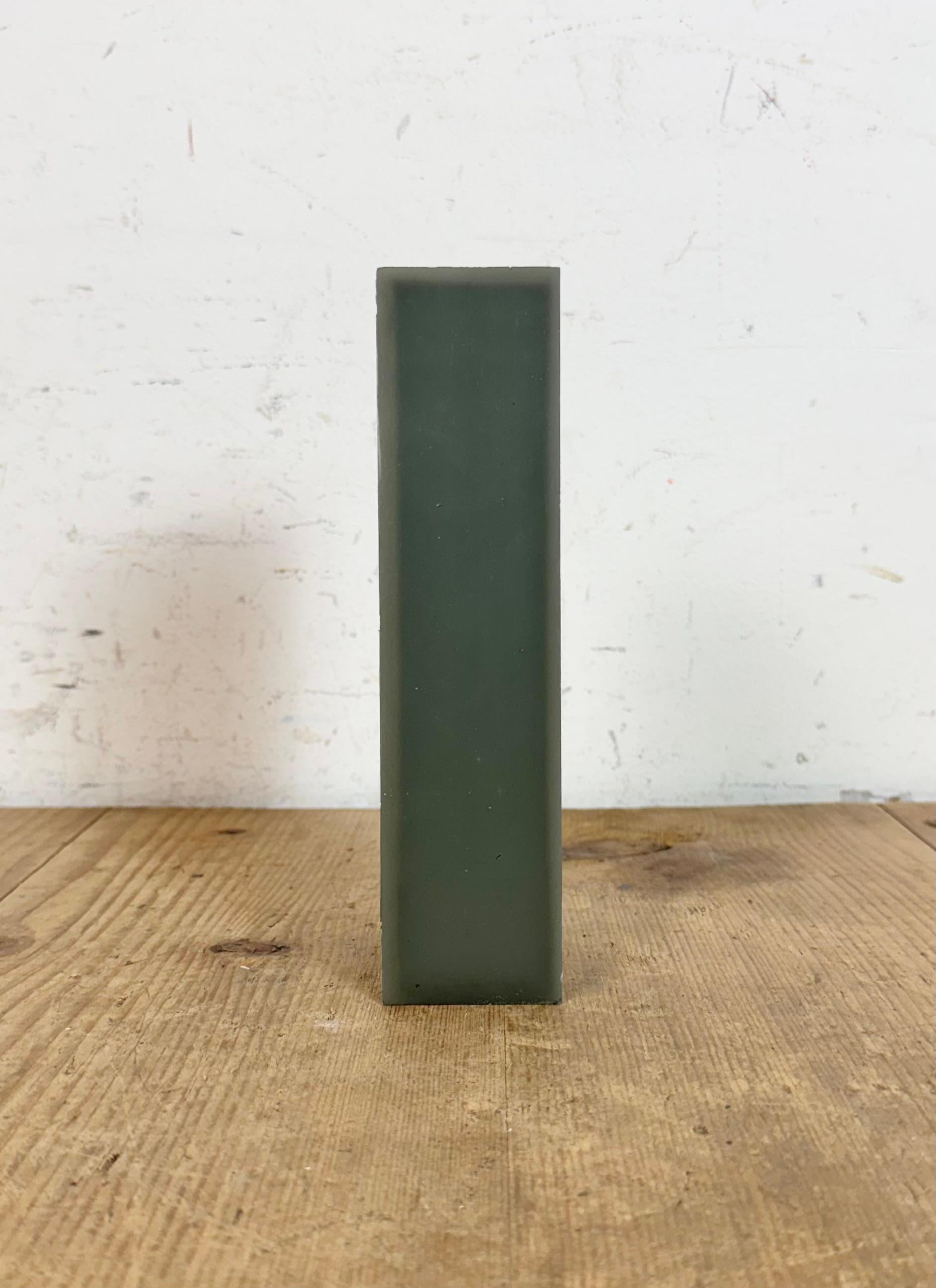 Cette lettre lumineuse industrielle vintage 