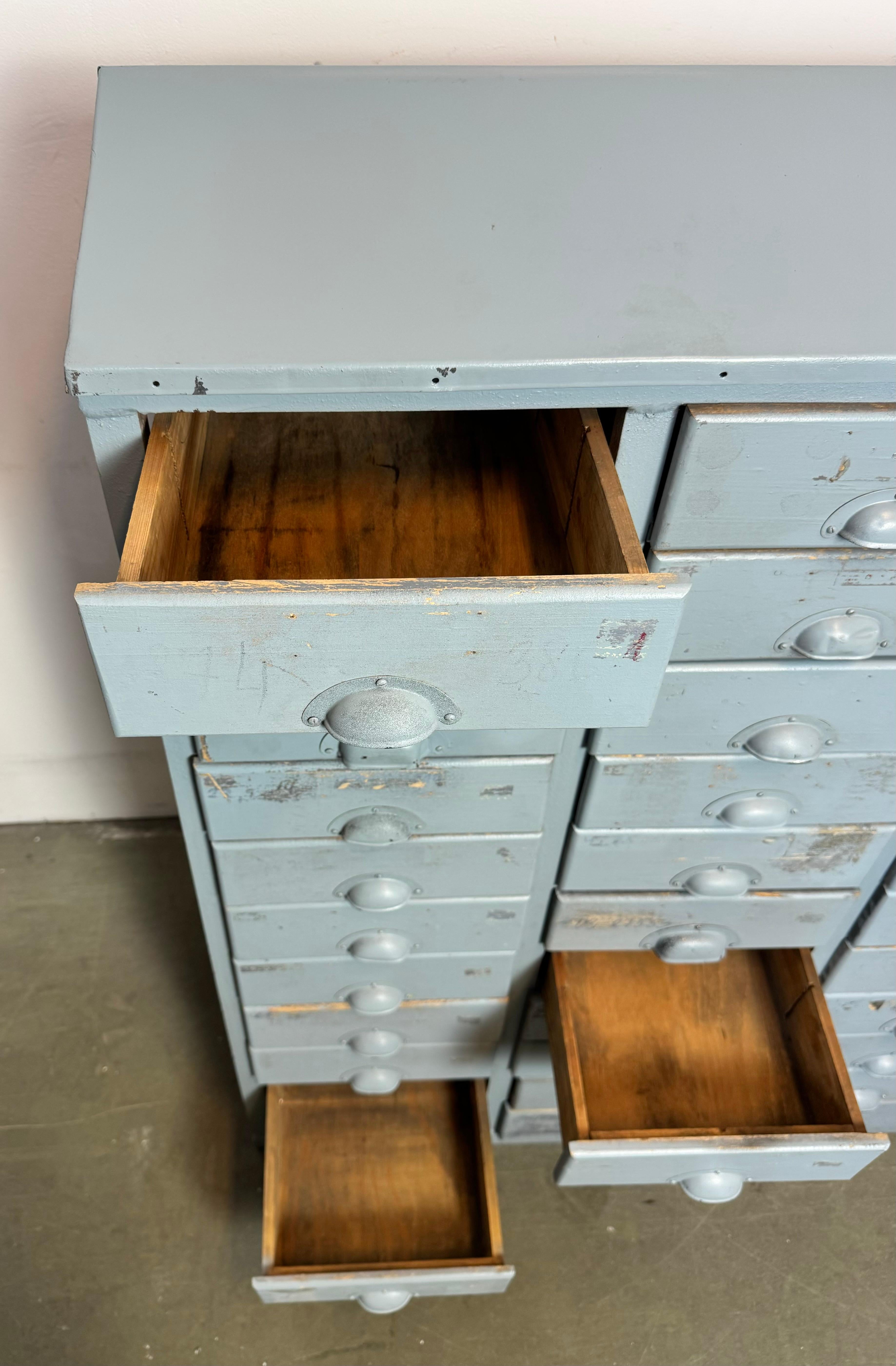 Industrielle graue Industriekommode im Vintage-Stil, 1960er Jahre im Angebot 4