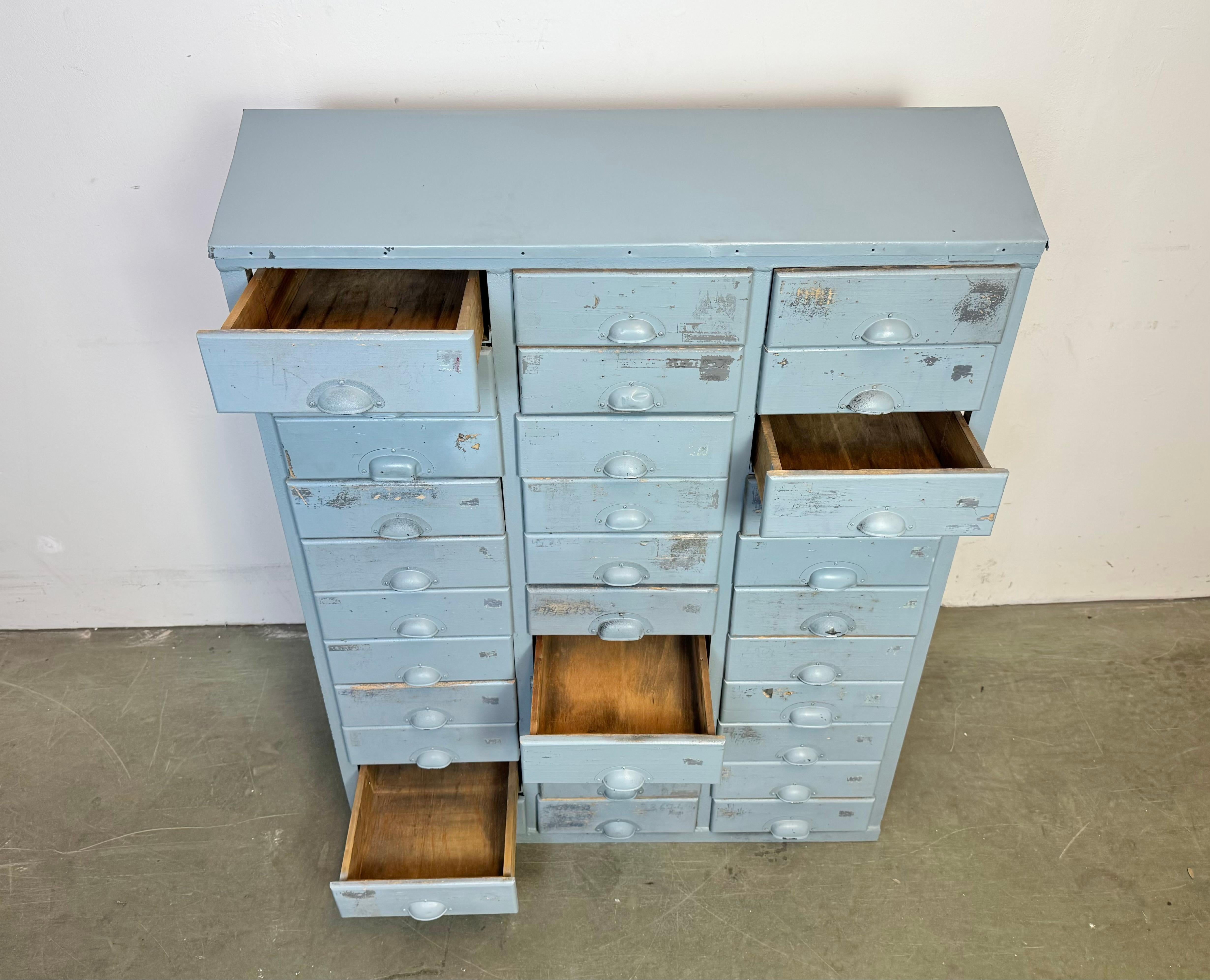 Industrielle graue Industriekommode im Vintage-Stil, 1960er Jahre (20. Jahrhundert) im Angebot