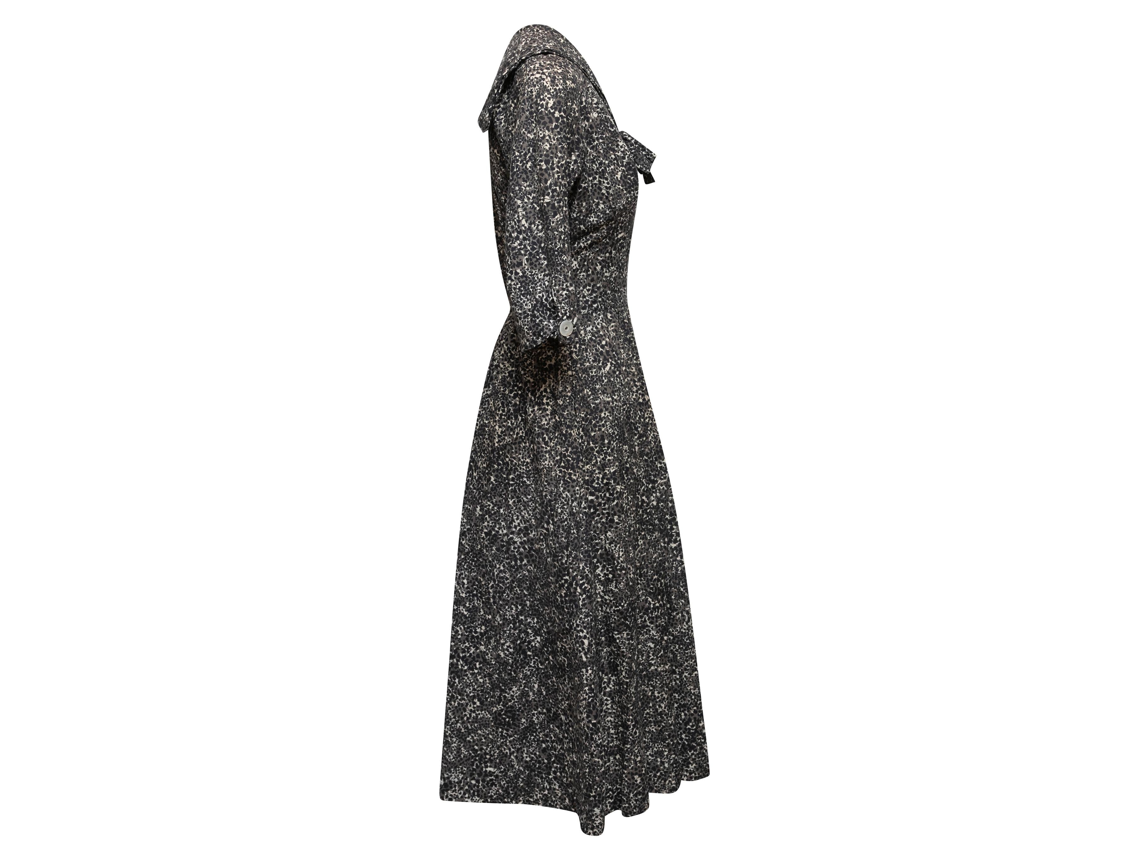 Graues, abstrakt bedrucktes Maxikleid von Julius Garfinckel & Co. V-Ausschnitt. Seemannskragen. Dreiviertellange Ärmel. Gürtelschlaufen in der Taille. Vordere Knopfverschlüsse. 35