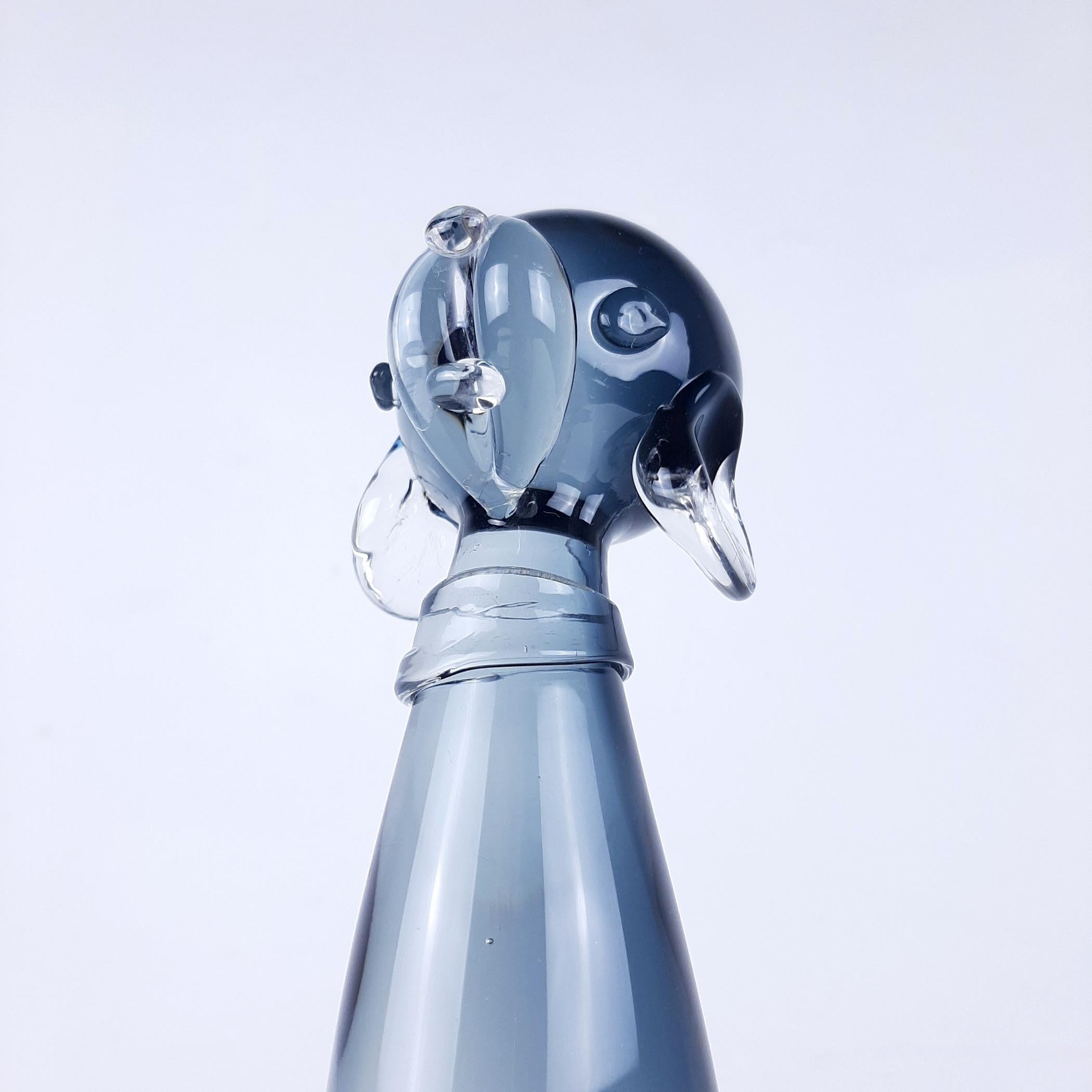 Insolita statuetta di un cane in vetro di Murano. 
Realizzato in Italia sull'isola di Murano presso la manifattura del Vetro Artistico Veneziano tra gli anni '50 e '60.
Buone condizioni vintage. 
L'etichetta originale è stata conservata. 
Peso 1 kg. 