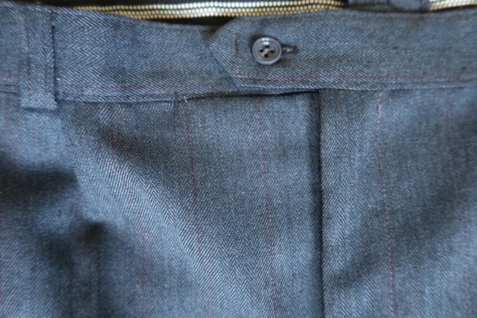 Schwelgen Sie in der zeitlosen Anziehungskraft der Mode der 1970er Jahre mit dieser grauen Vintage-Hose aus der UdSSR. Diese mit viel Liebe zum Detail gefertigte klassische Hose weckt den Geist einer vergangenen Ära und bietet einen Stil, der auch