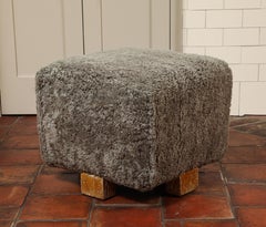 Fußhocker aus Lammfell in Vintage-Grau