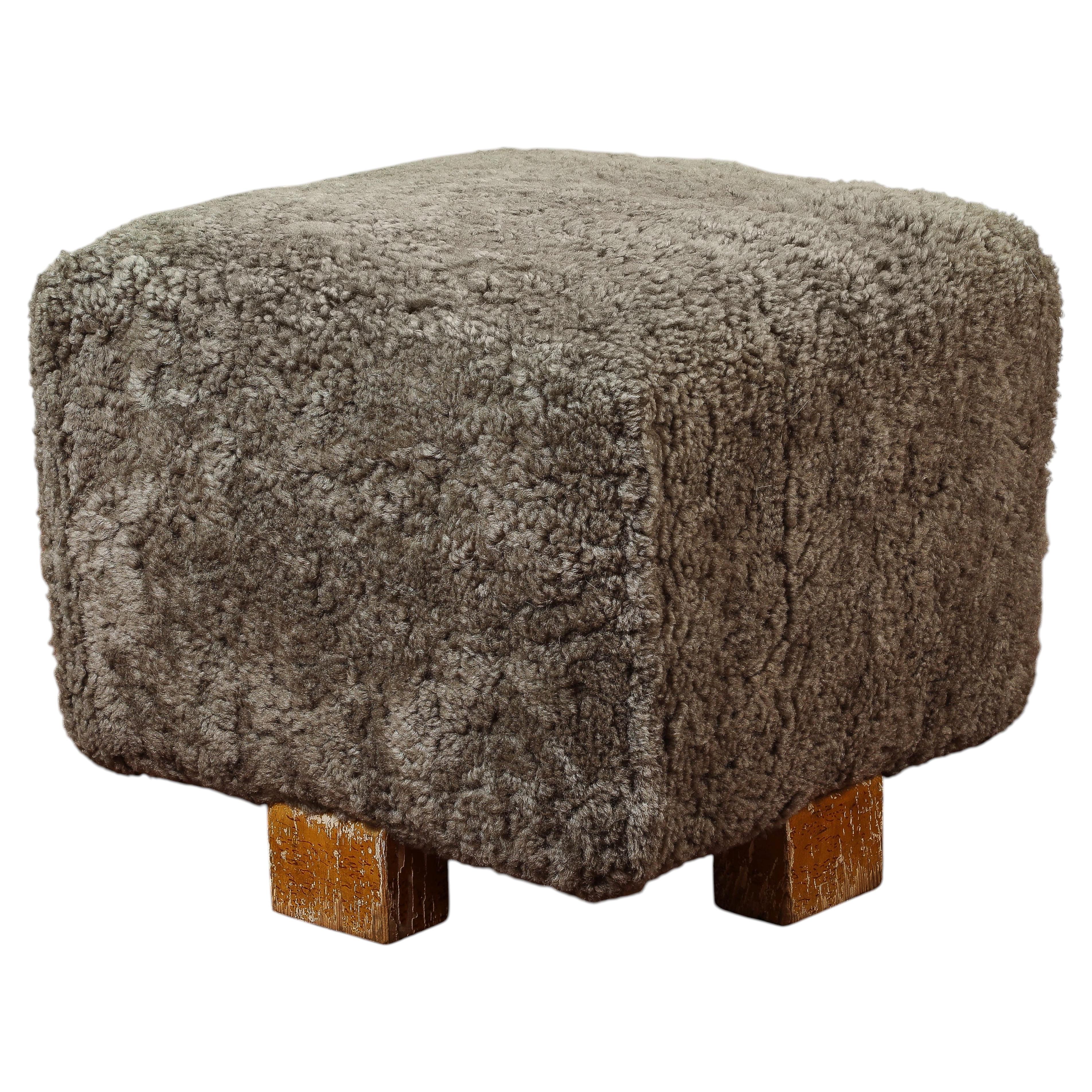 Pouf vintage en peau de mouton grise