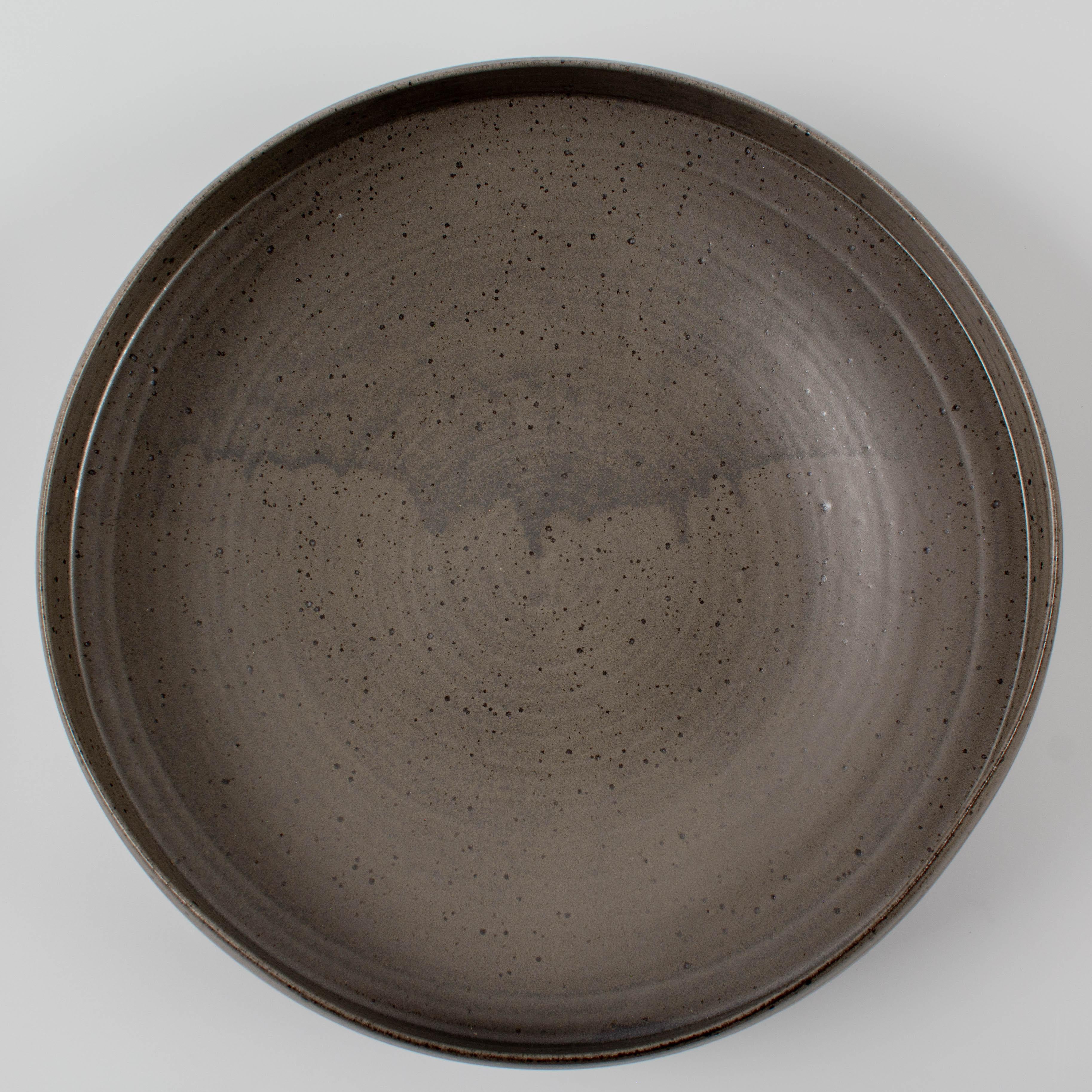 Ciotola centrotavola Studio Pottery grigia d'epoca In condizioni buone in vendita a Winter Park, FL