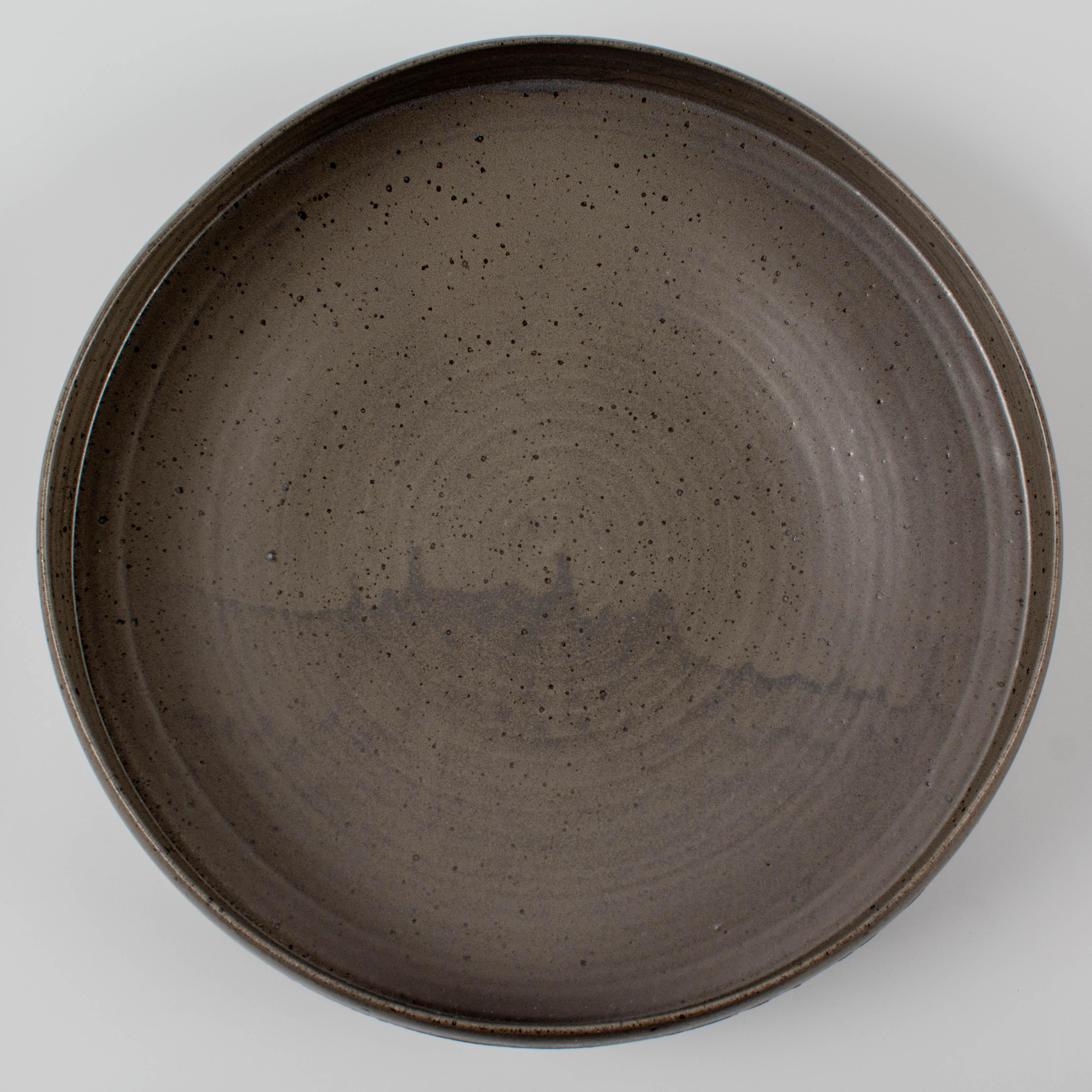 Ceramica Ciotola centrotavola Studio Pottery grigia d'epoca in vendita