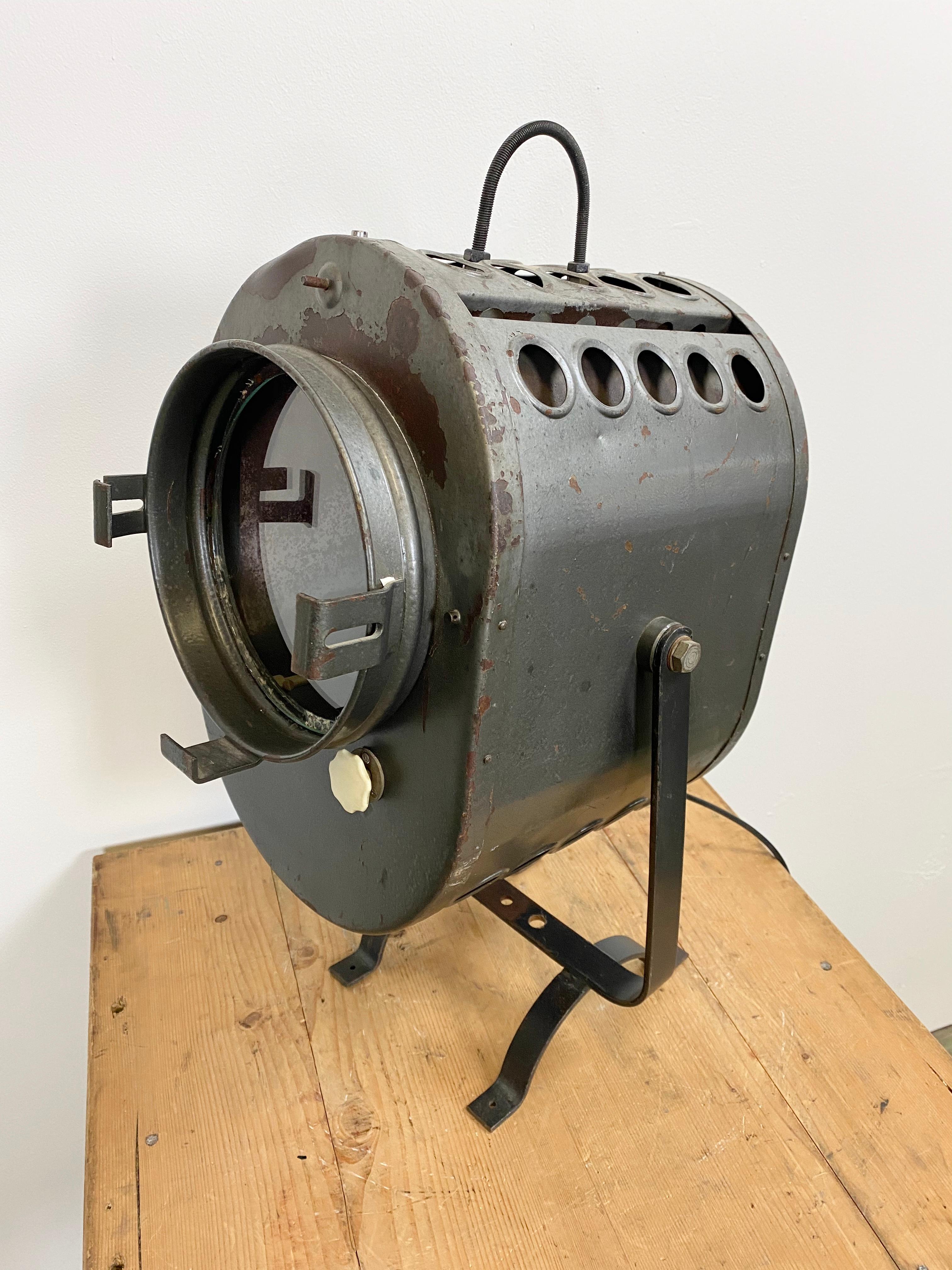 This large grey theater spotlight was designed in the 1960s in former Czechoslovakia. It features a grey metal body, clear glass, socket for E 27 lightbulbs and new wire. Fully functional, good vintage condition. The weight of the spotlight is 10 kg.