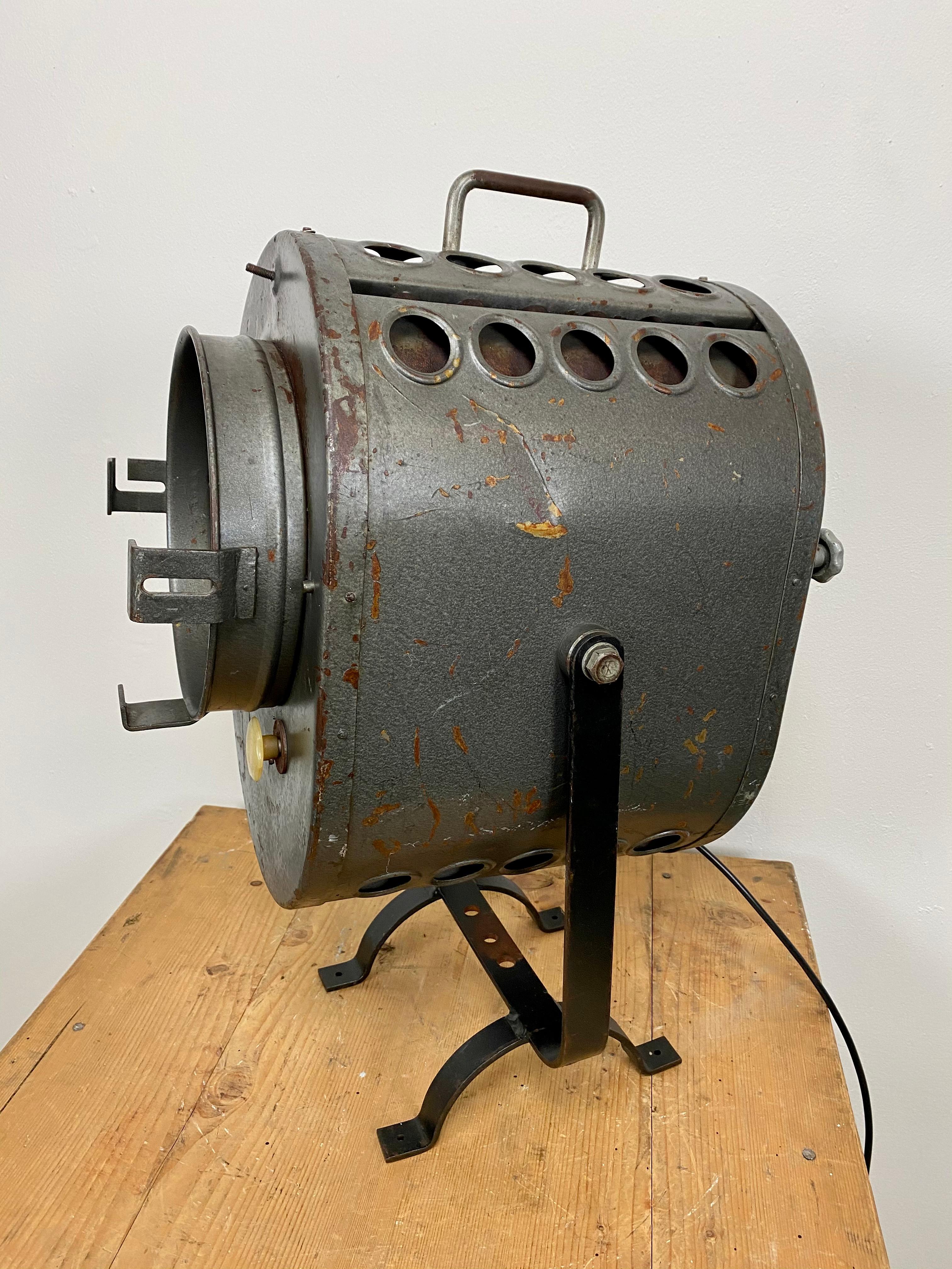 This large grey theater spotlight was produced in the 1960s in former Czechoslovakia. It features a grey metal body, clear glass, socket for E 27 lightbulbs and new wire. Fully functional. The weight of the spotlight is 10 kg.