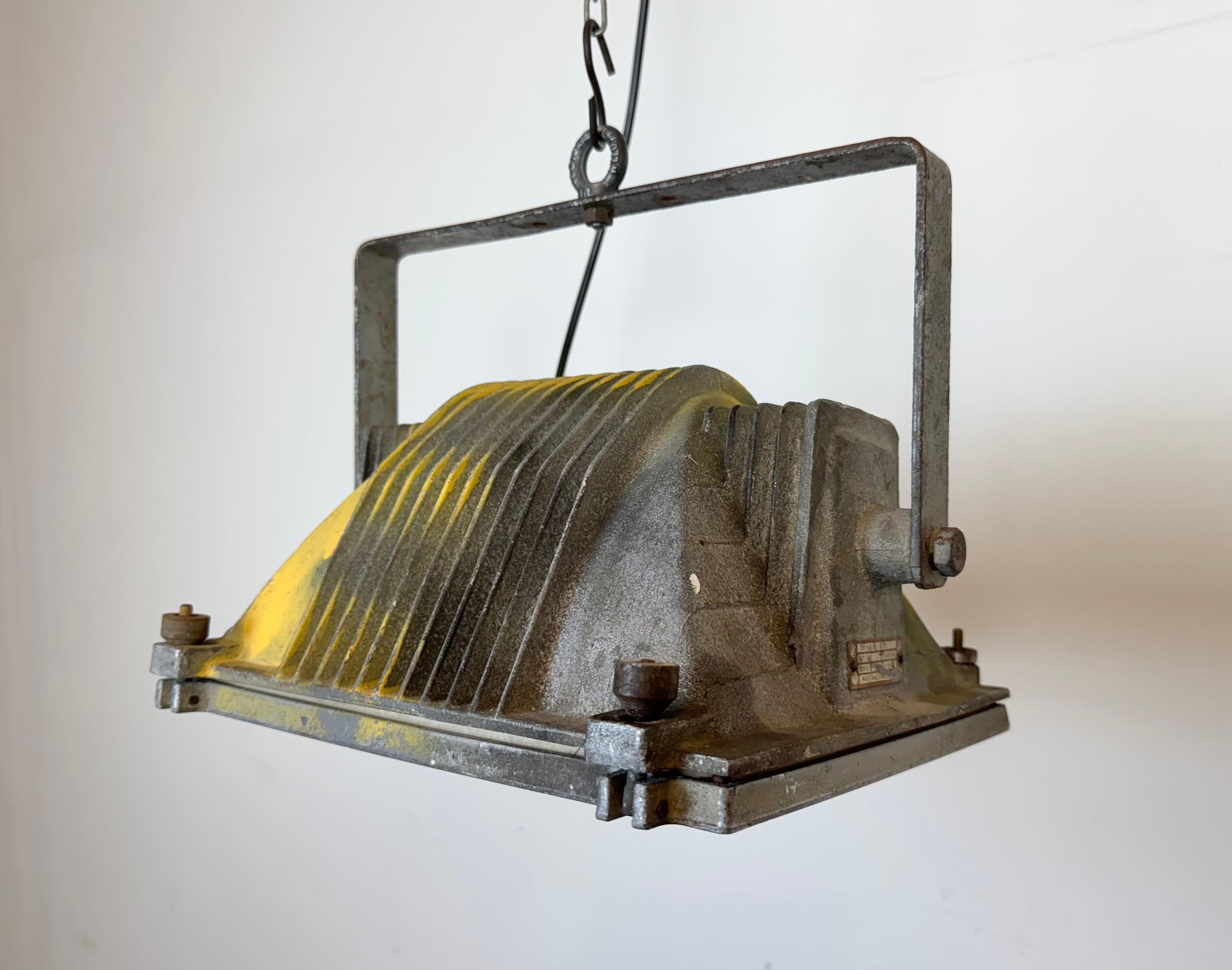 Lampe de théâtre grise avec couvercle en verre, années 1980 en vente 3
