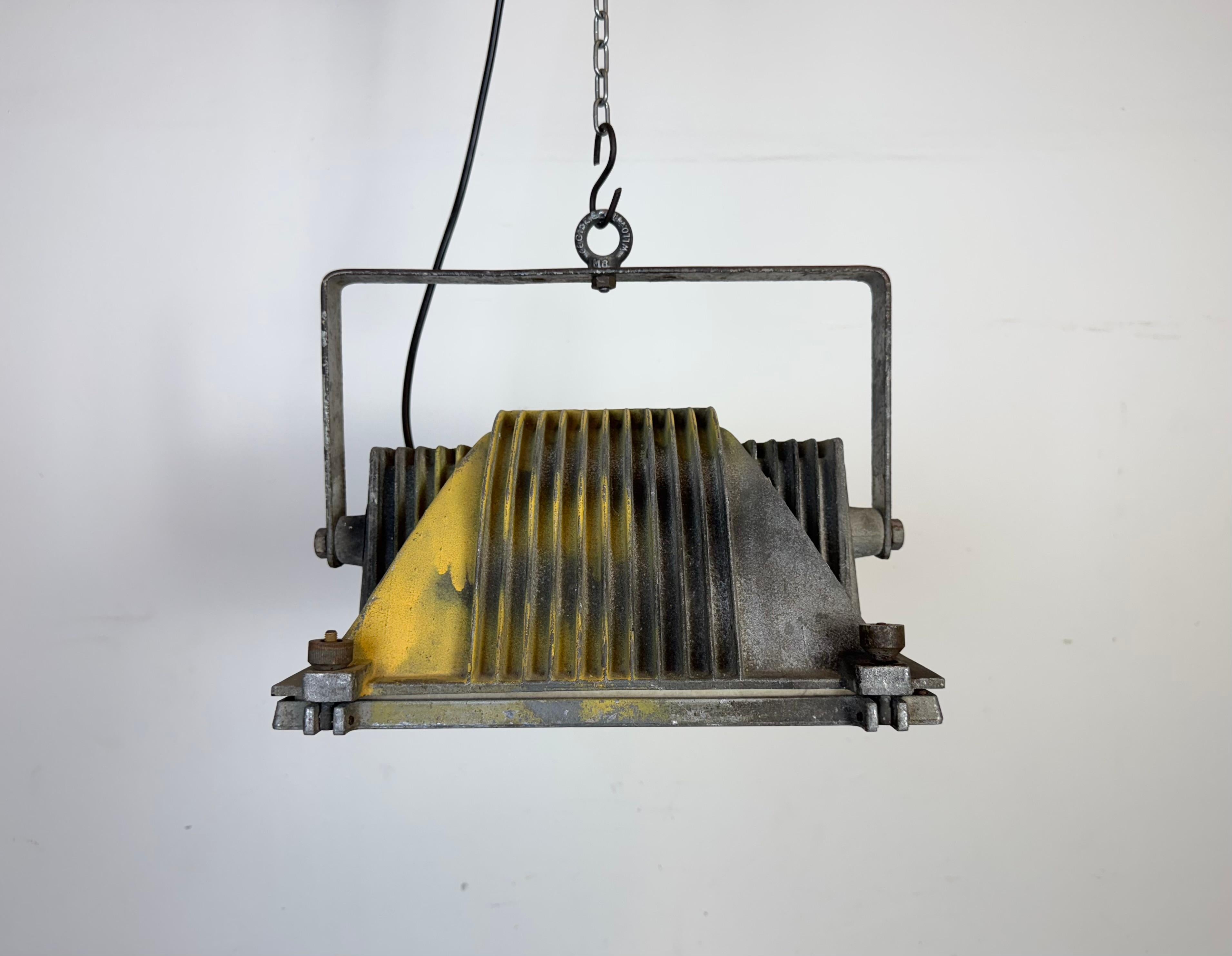 Lampe de théâtre grise avec couvercle en verre, années 1980 en vente 4